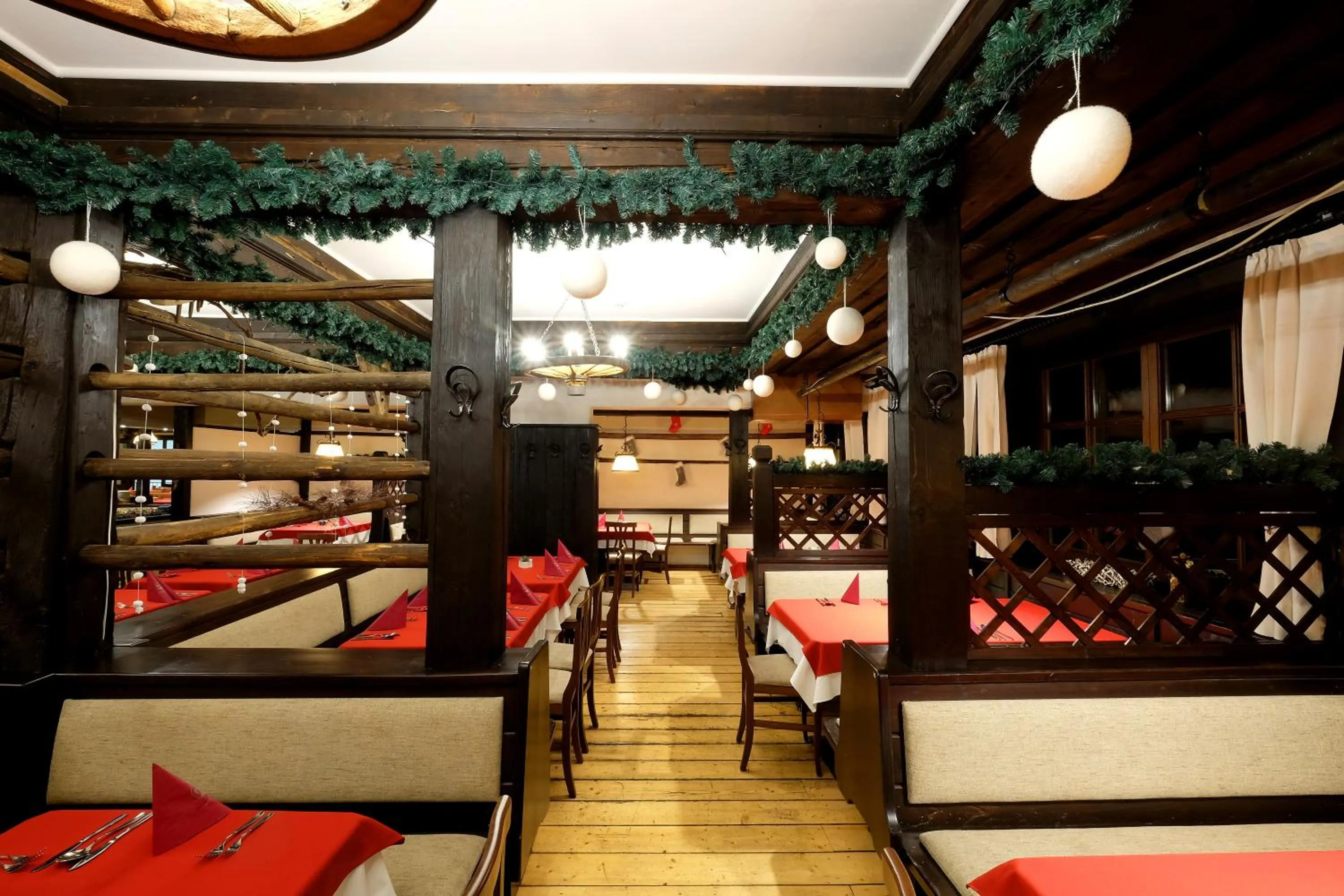 Restaurant/places to eat, Bed in Alpenhotel Marcius