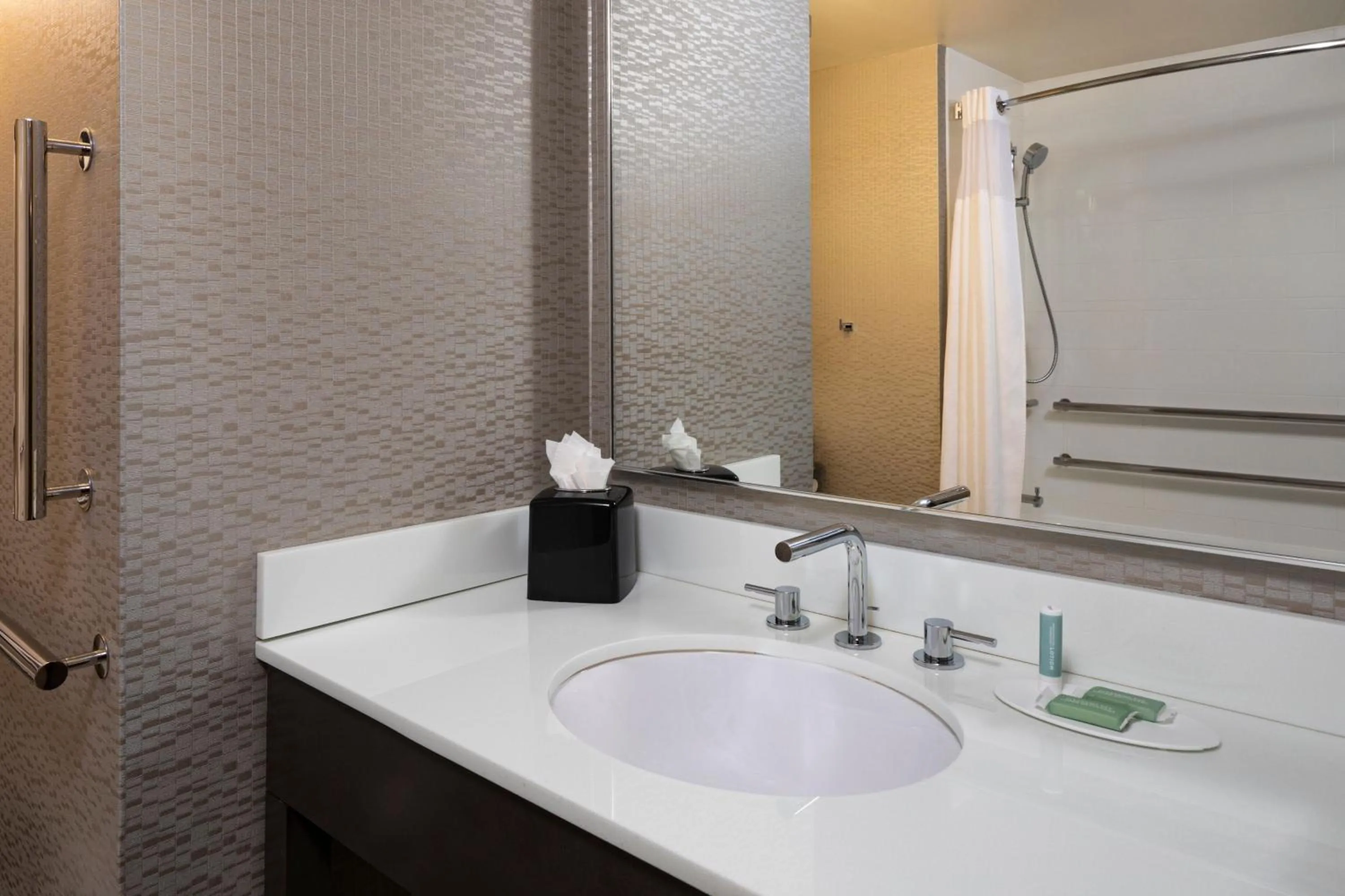 Photo of the whole room in Courtyard by Marriott Minneapolis Downtown