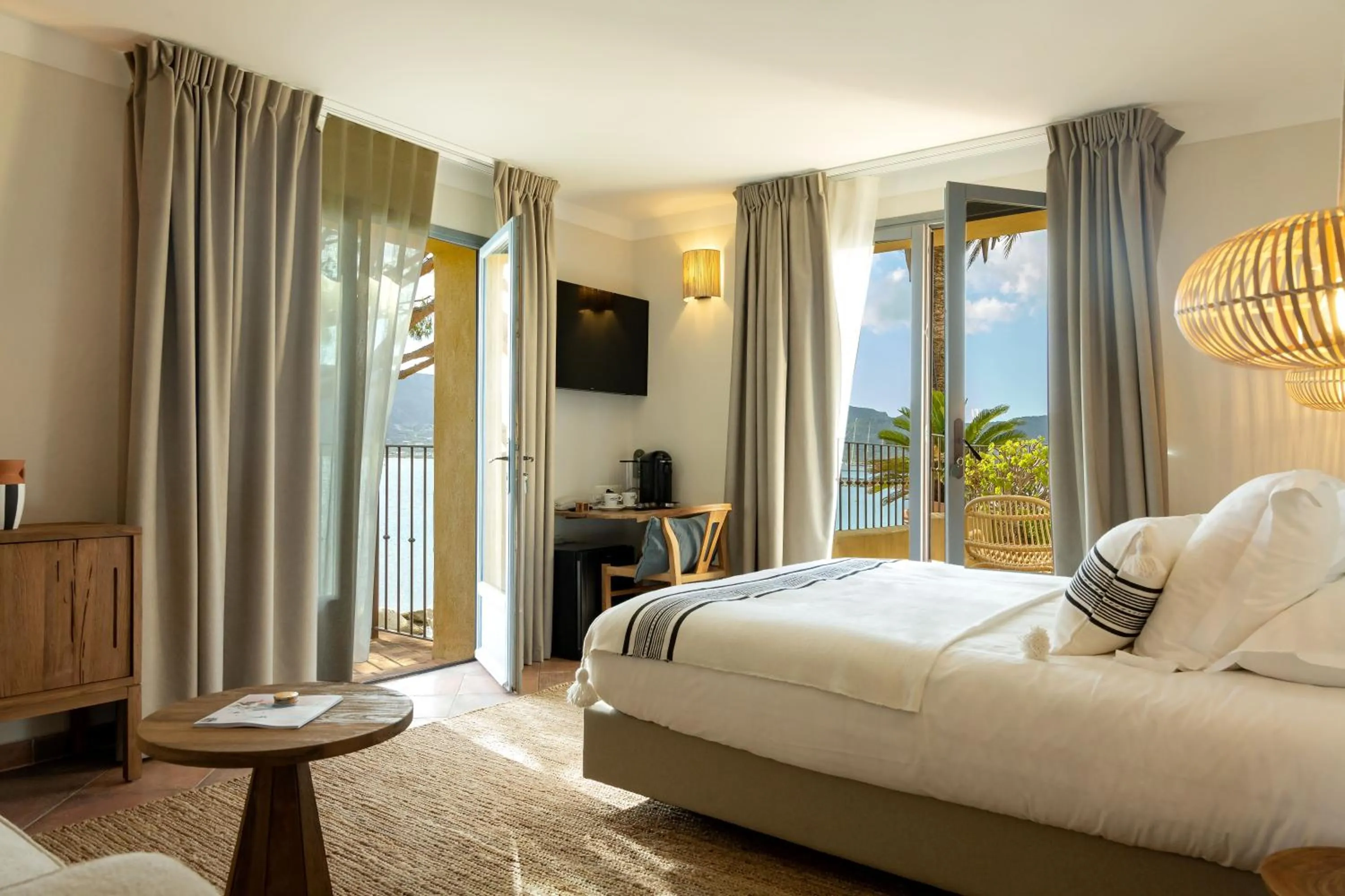 Bed in Casa Santini x Roc Seven