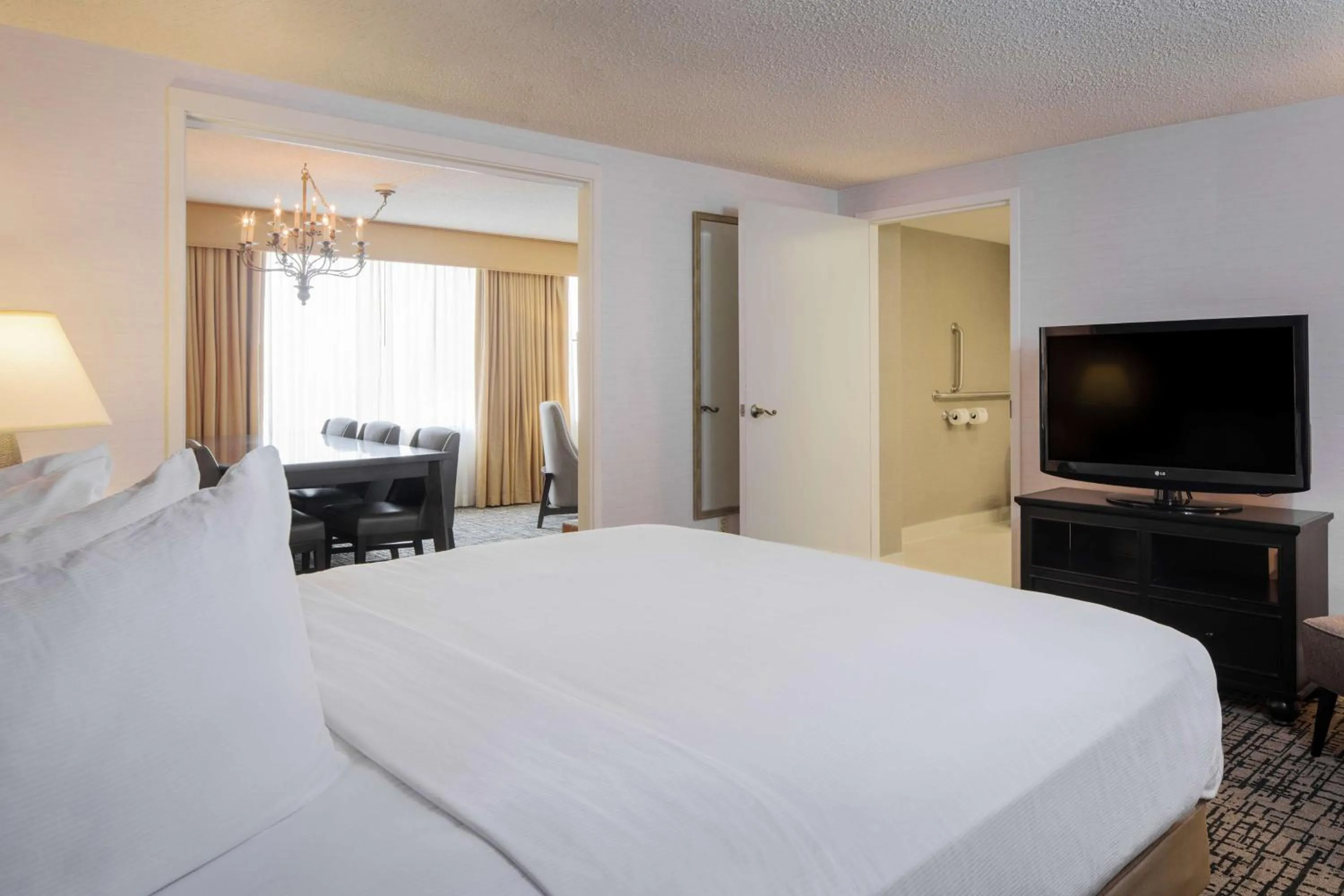 Bedroom, Bed in DoubleTree by Hilton Hotel Syracuse