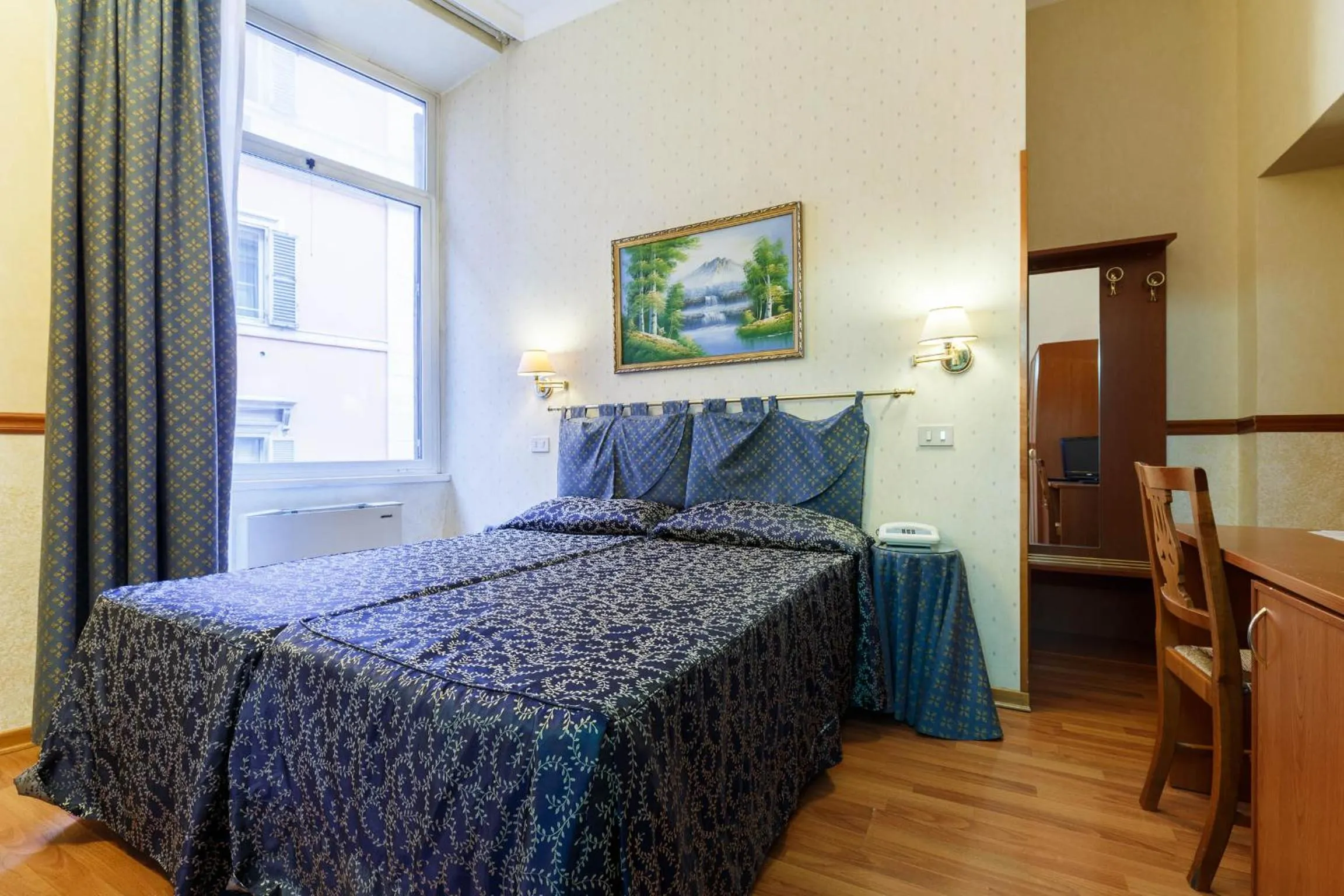 Photo of the whole room, Bed in Hotel Paris