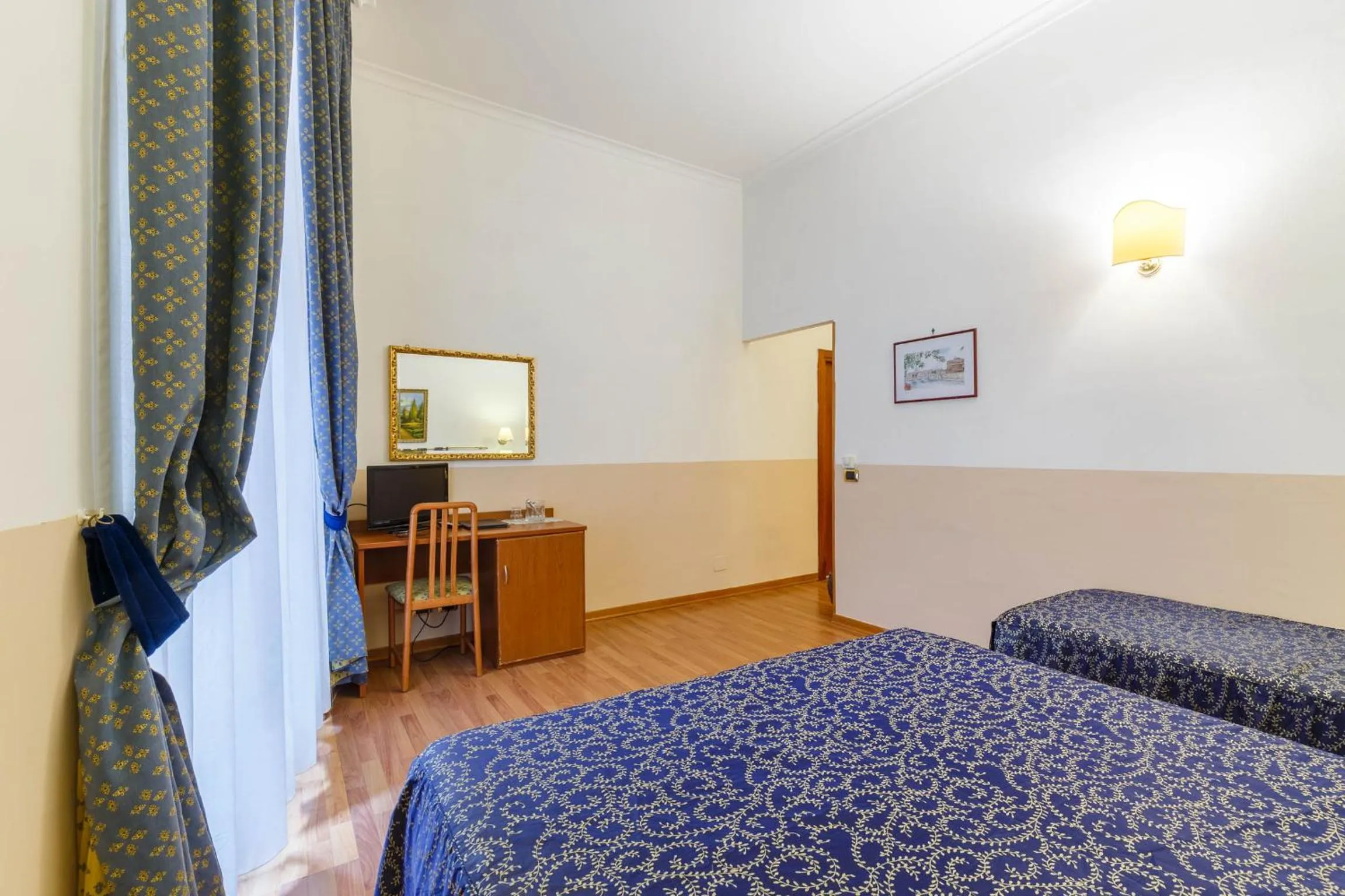 Photo of the whole room, Bed in Hotel Paris