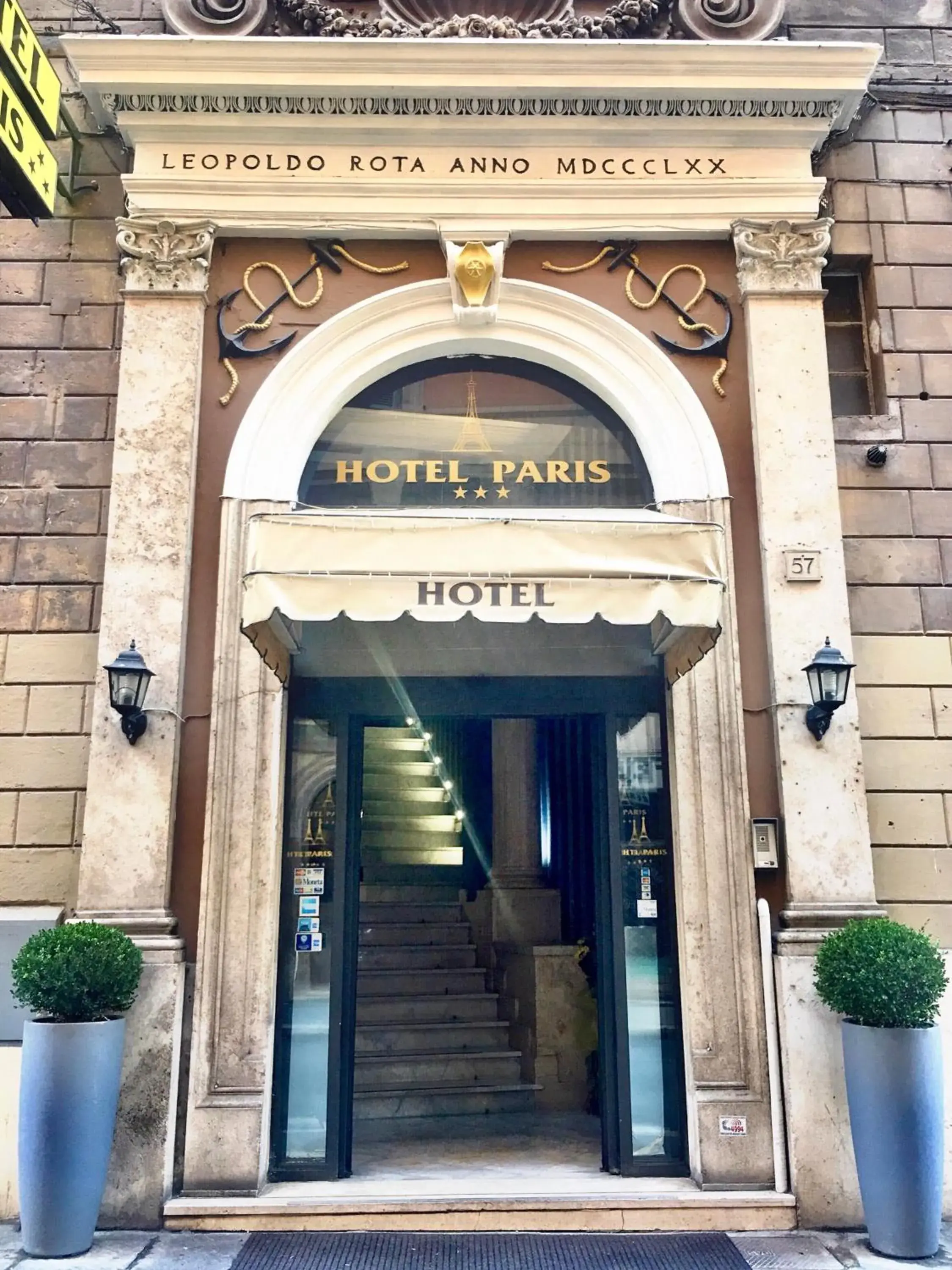Facade/entrance in Hotel Paris Facade/entrance in Hotel Paris