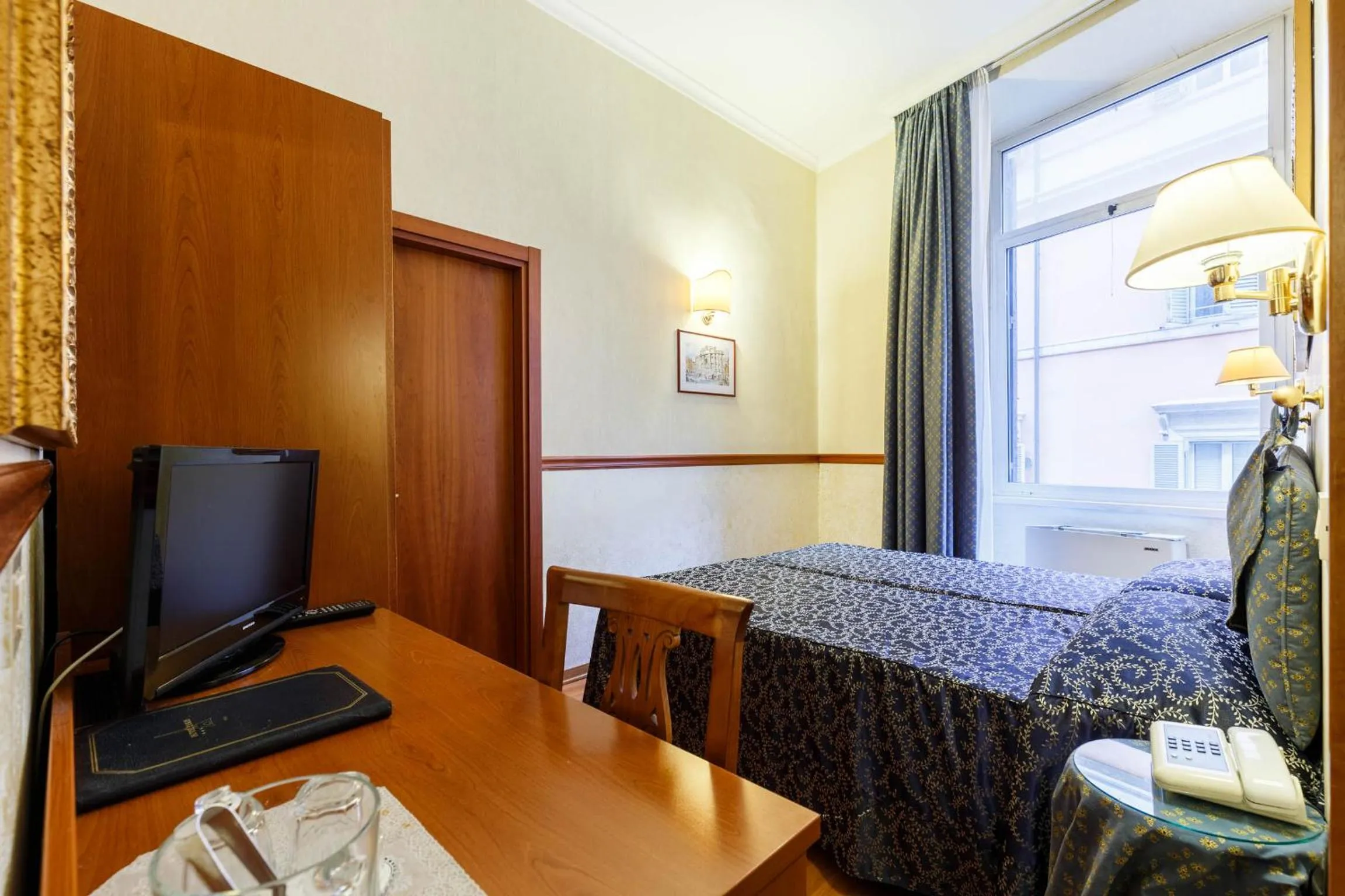 Photo of the whole room, Bed in Hotel Paris