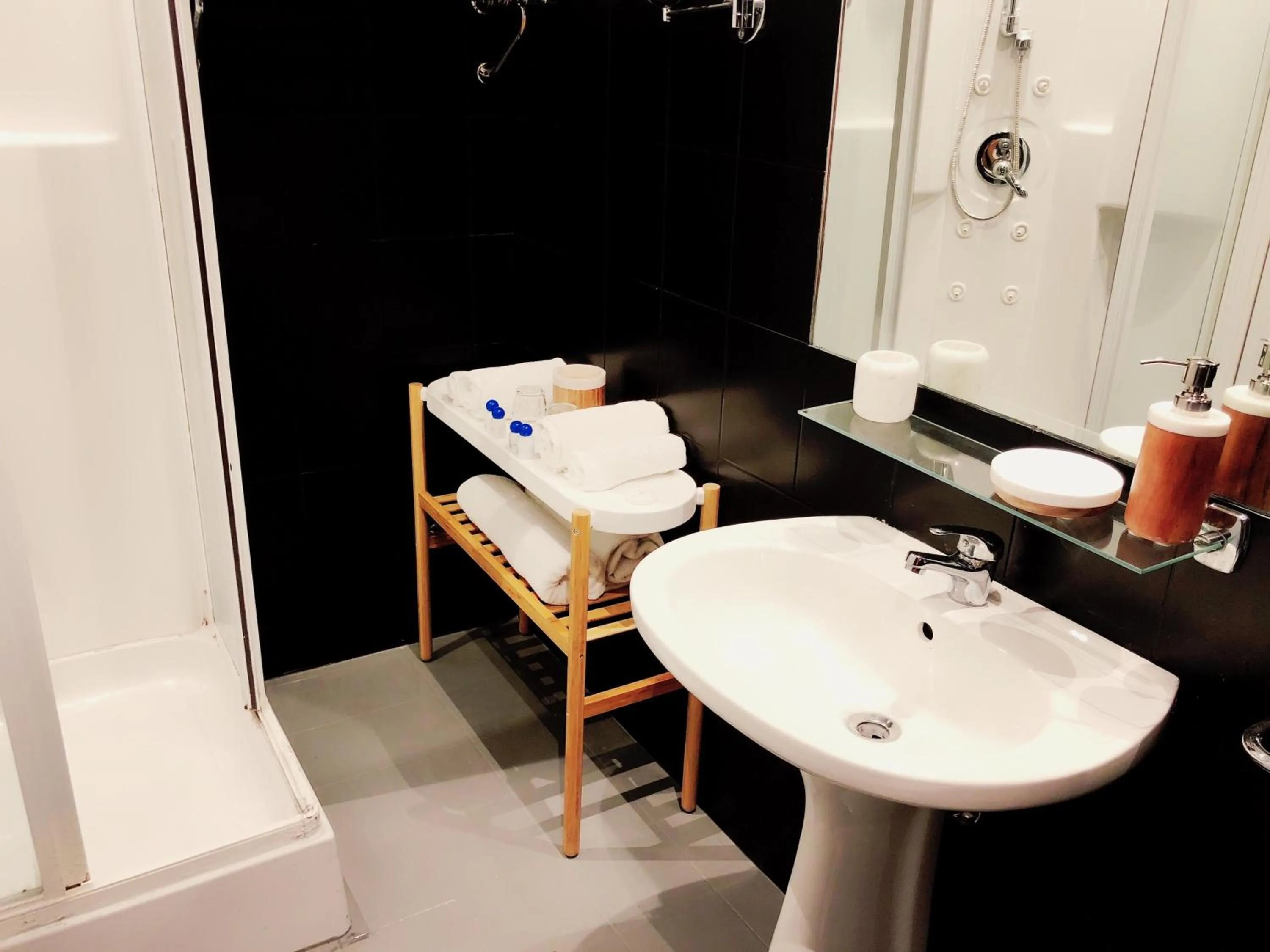 Bathroom in Hotel Paris