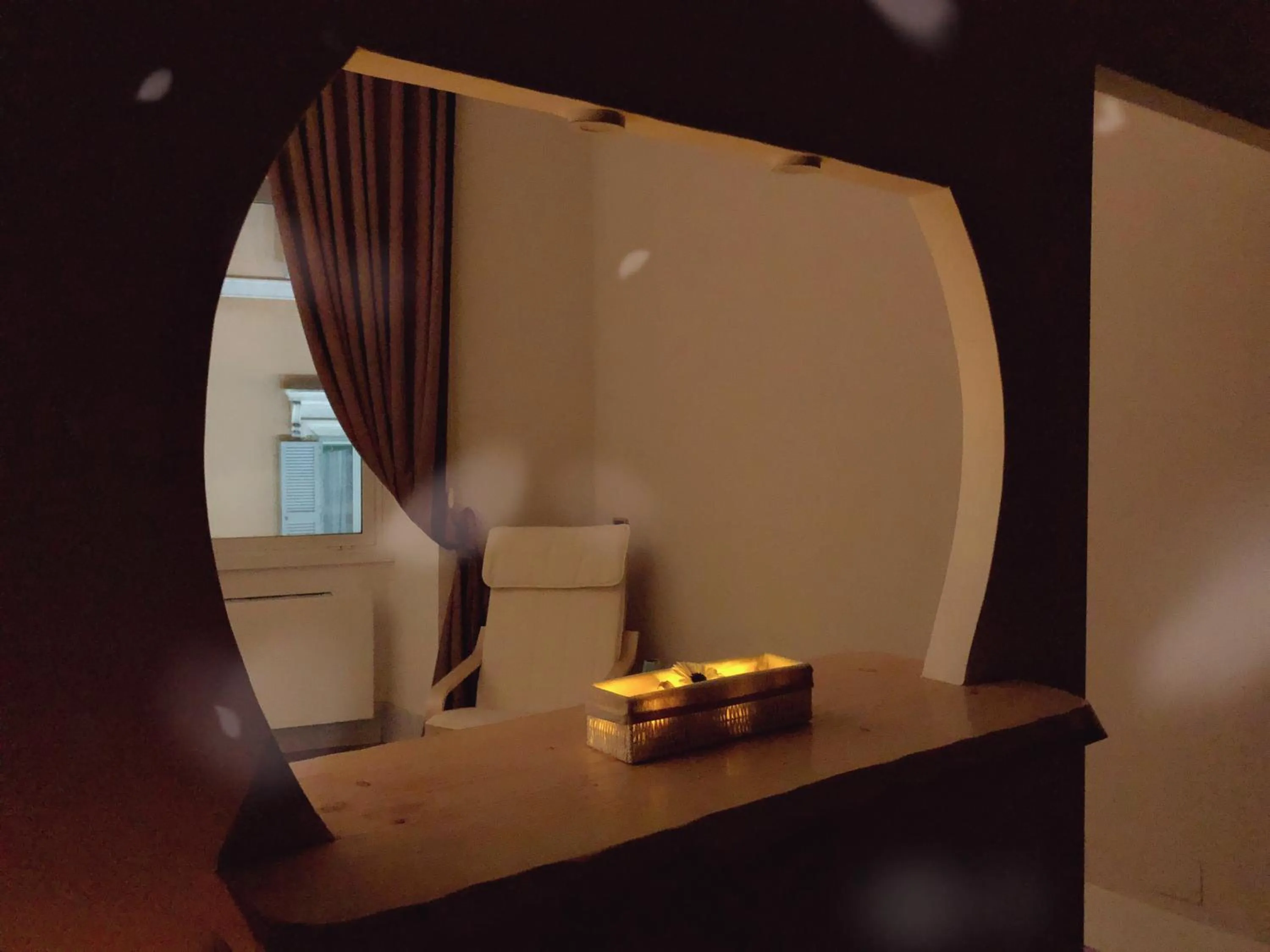 Communal lounge/ TV room in Hotel Paris