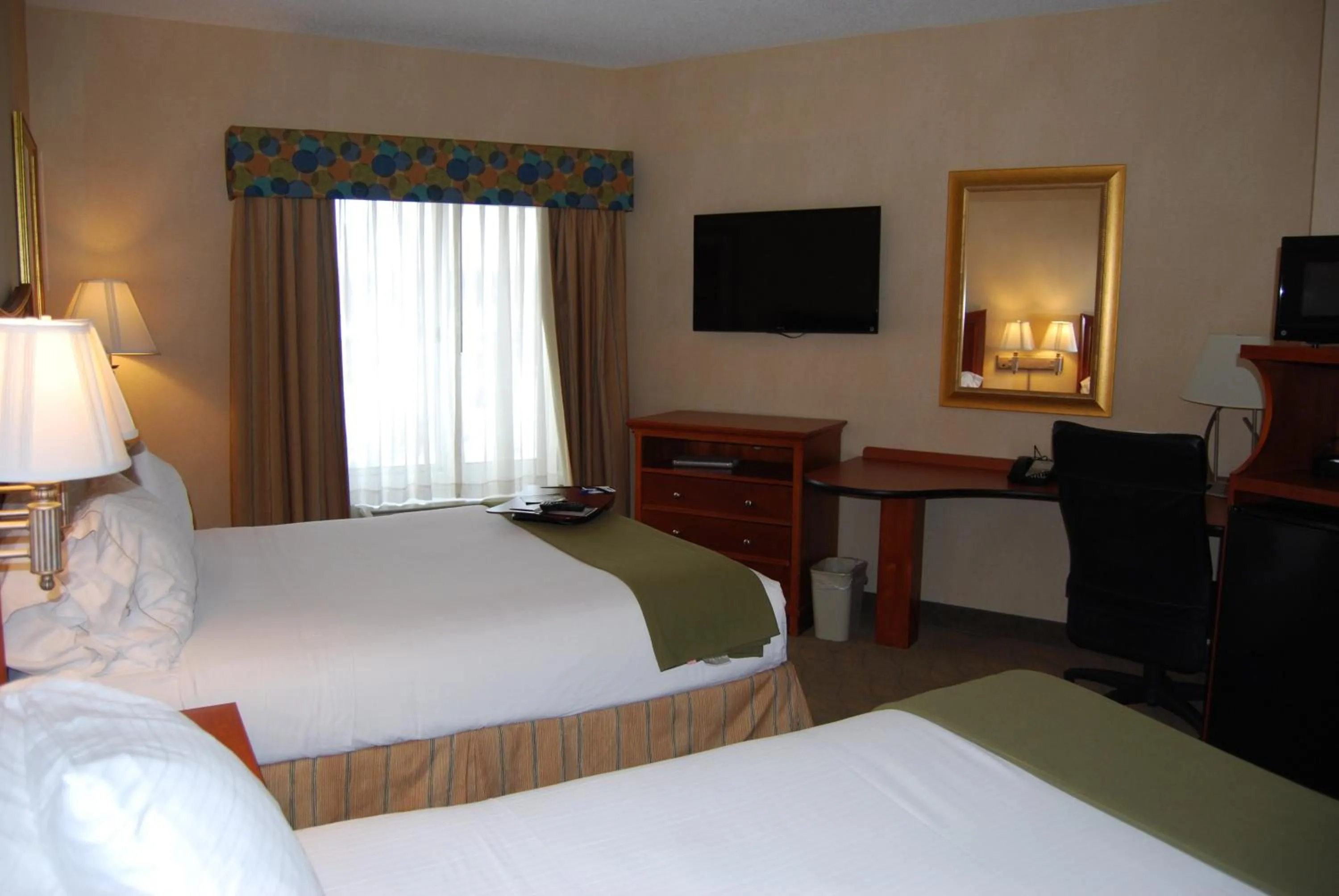 Photo of the whole room, Bed in Holiday Inn Express Hotel & Suites Auburn Hills by IHG