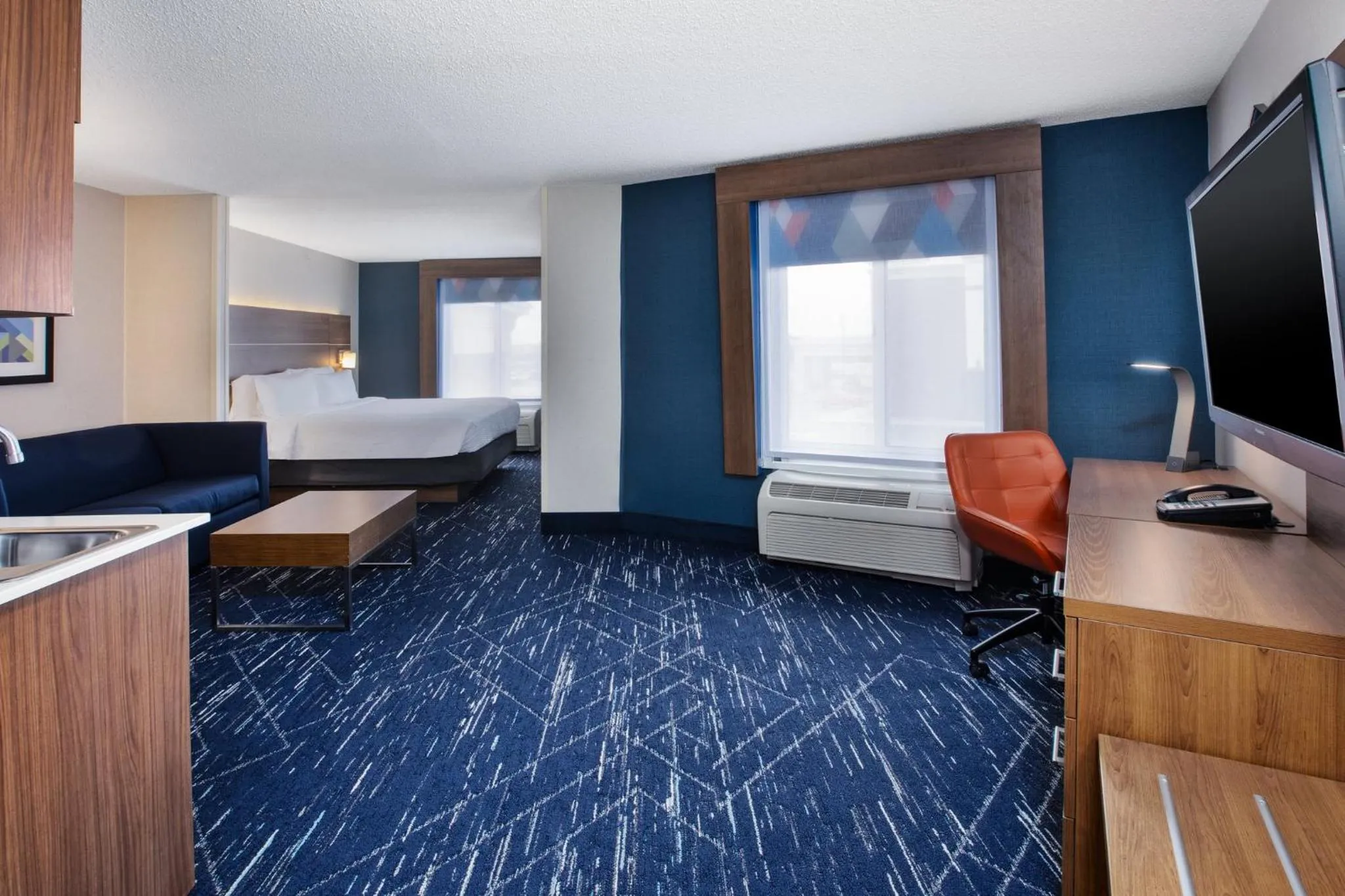 Photo of the whole room, Bed in Holiday Inn Express Hotel & Suites Auburn Hills by IHG