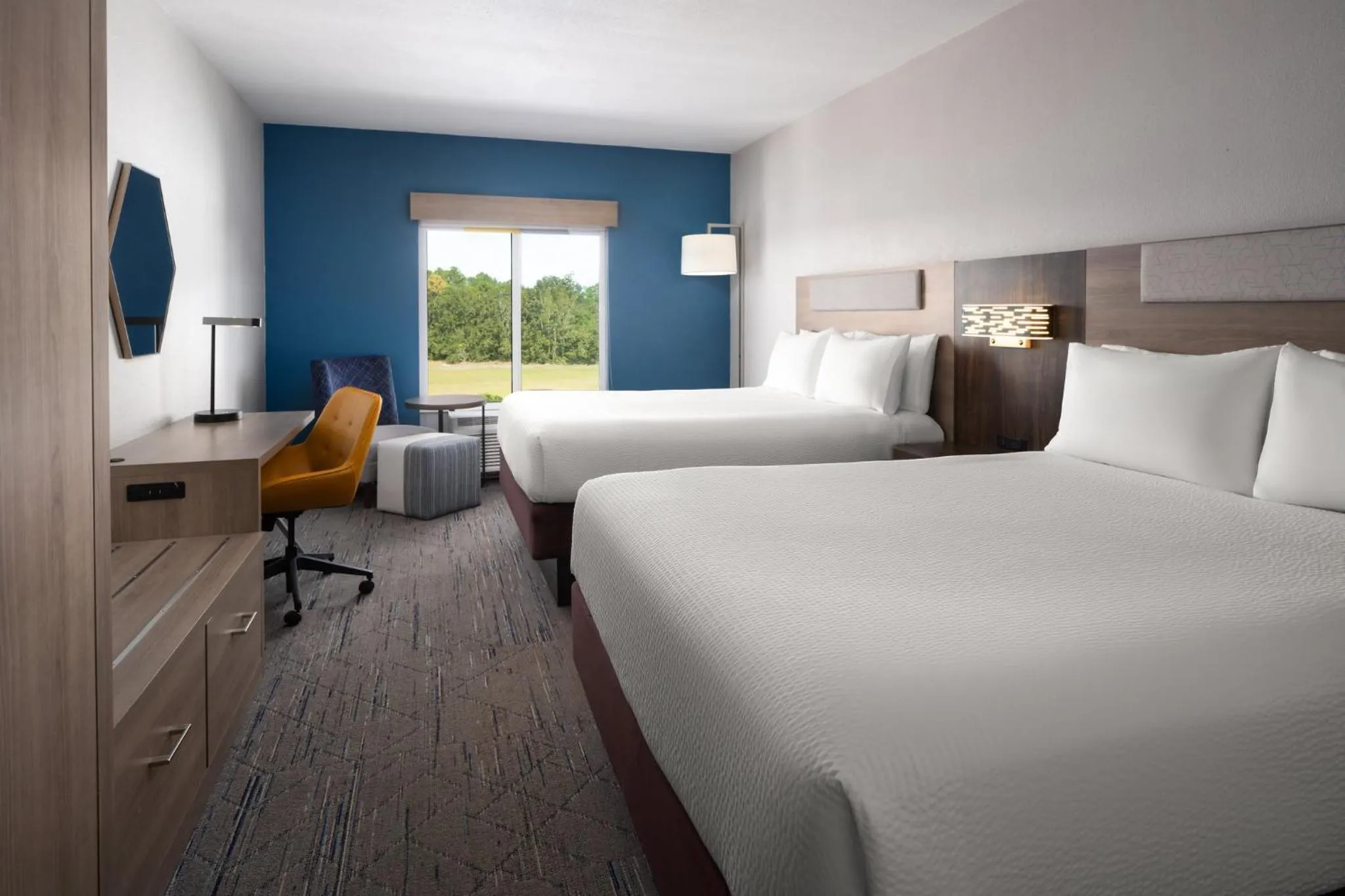 Photo of the whole room, Bed in Holiday Inn Express Hotel & Suites Chaffee - Jacksonville West by IHG