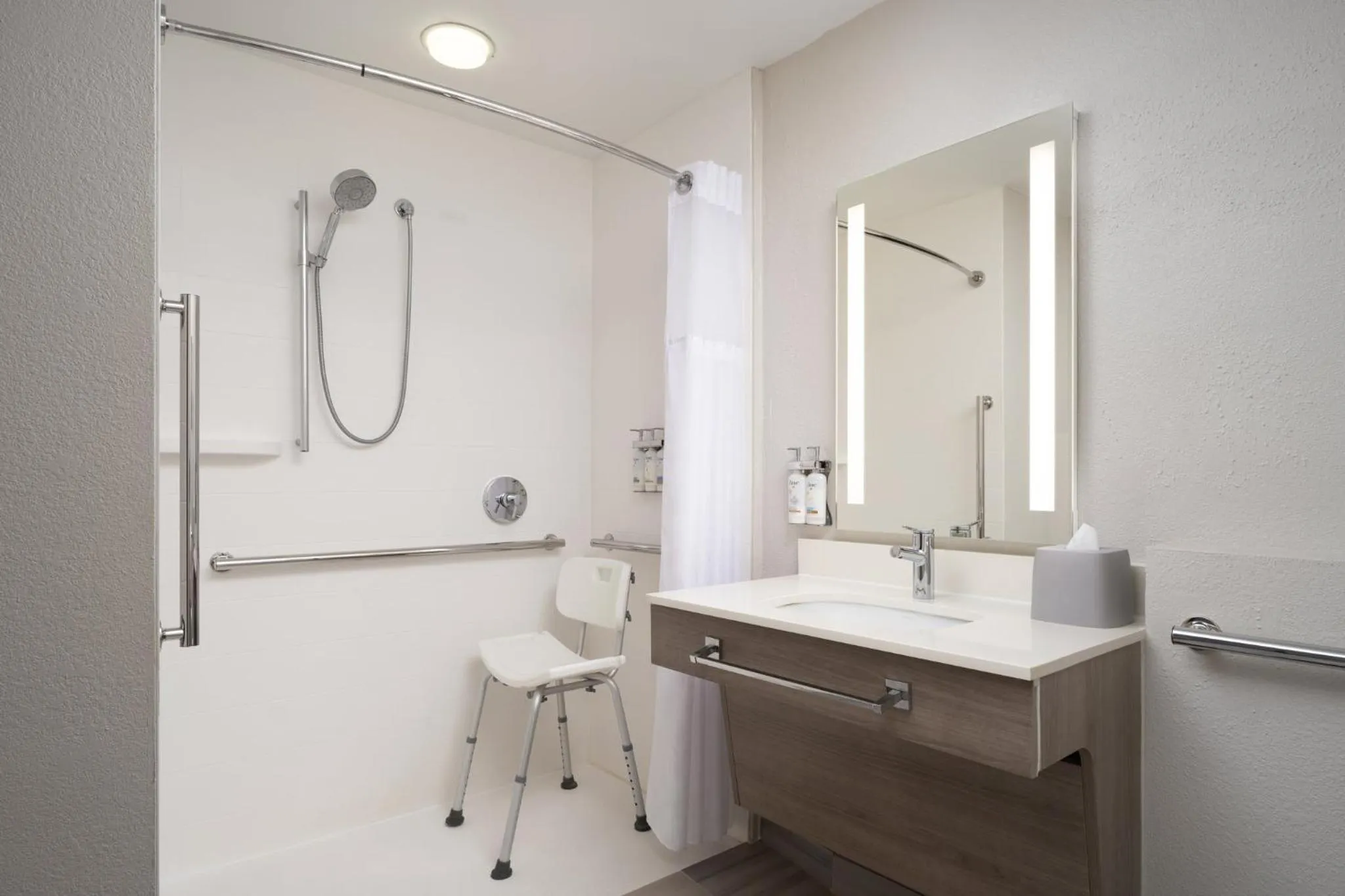 Photo of the whole room in Holiday Inn Express Hotel & Suites Chaffee - Jacksonville West by IHG