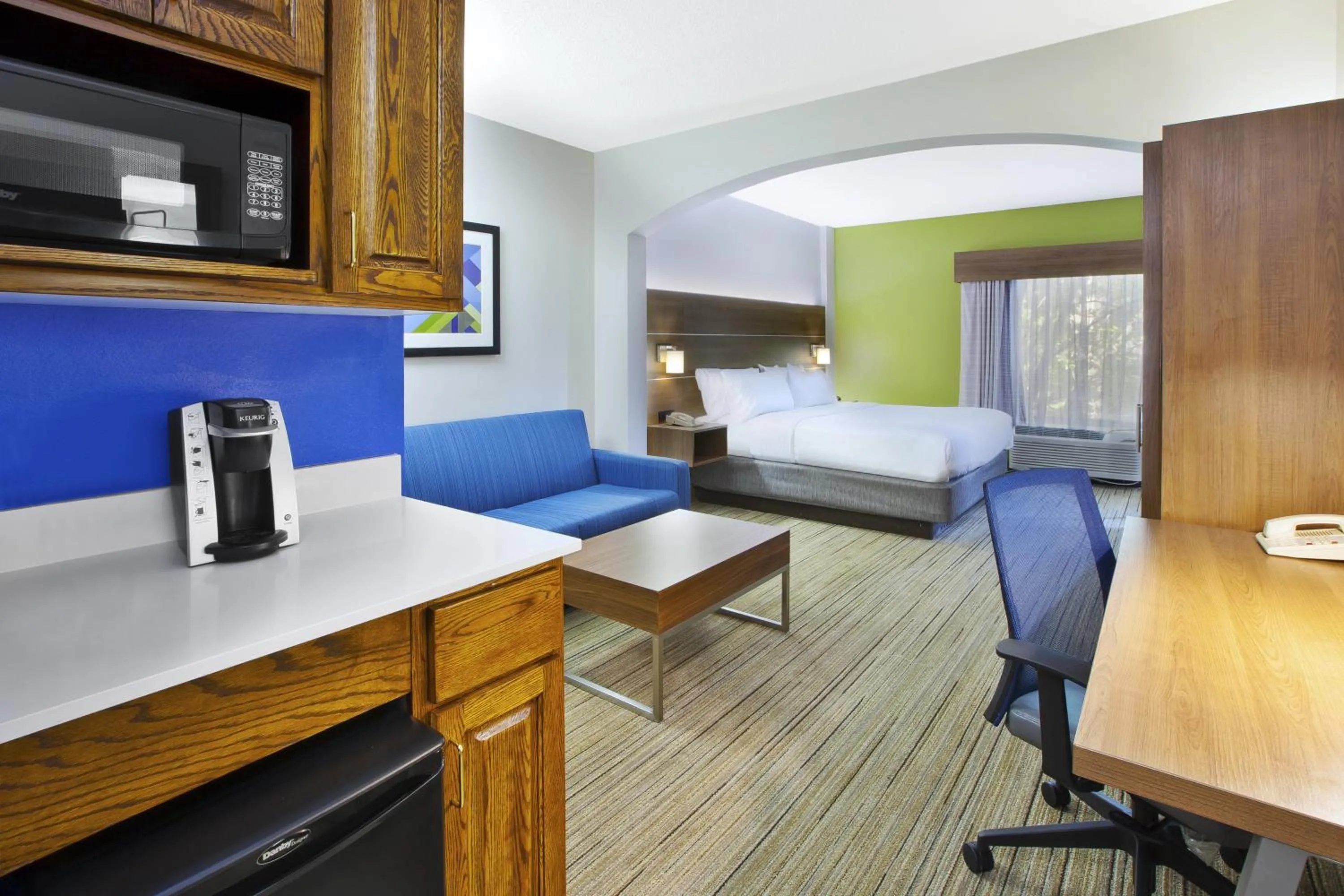 Bedroom, Bed in Holiday Inn Express Hotel & Suites Cincinnati Northeast-Milford by IHG