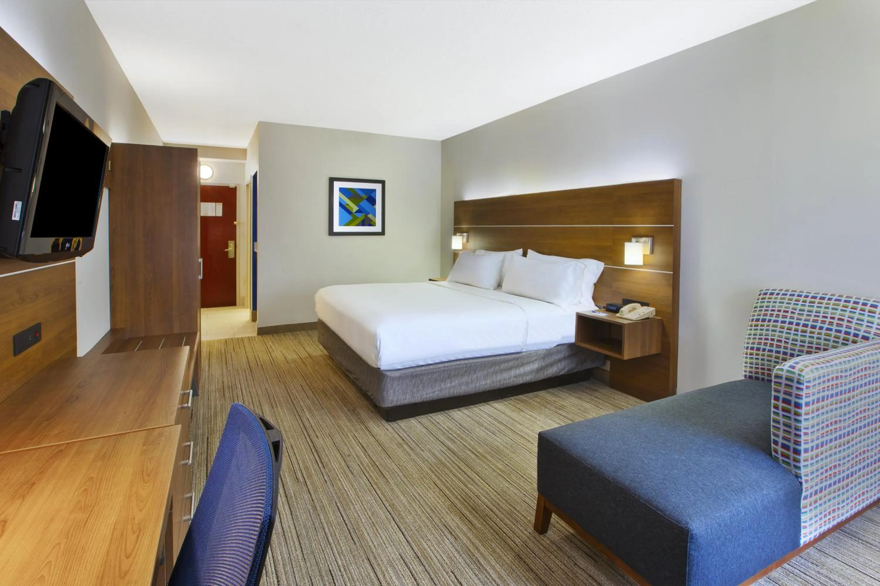 Photo of the whole room, Bed in Holiday Inn Express Hotel & Suites Cincinnati Northeast-Milford by IHG