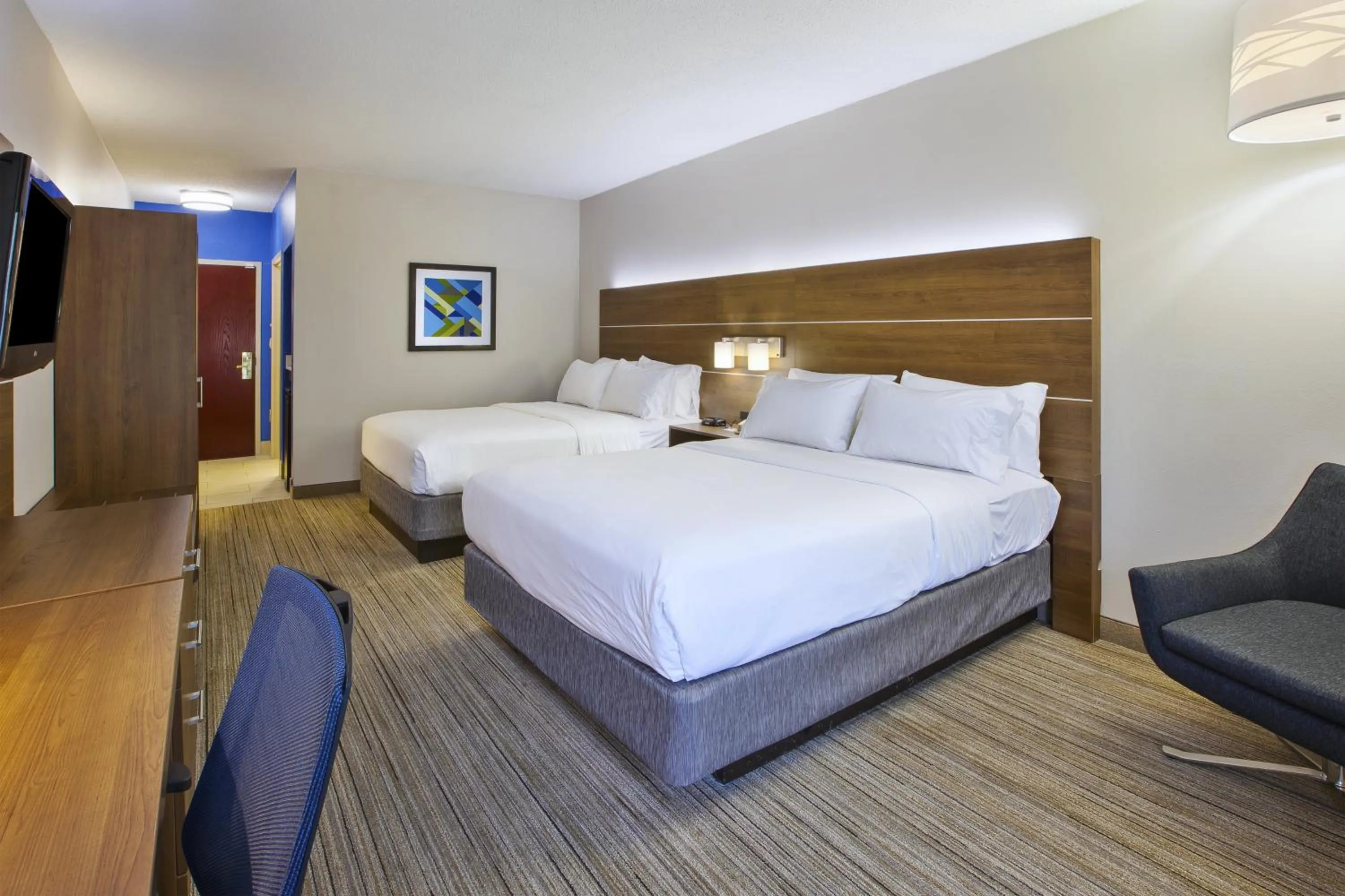 Photo of the whole room, Bed in Holiday Inn Express Hotel & Suites Cincinnati Northeast-Milford by IHG