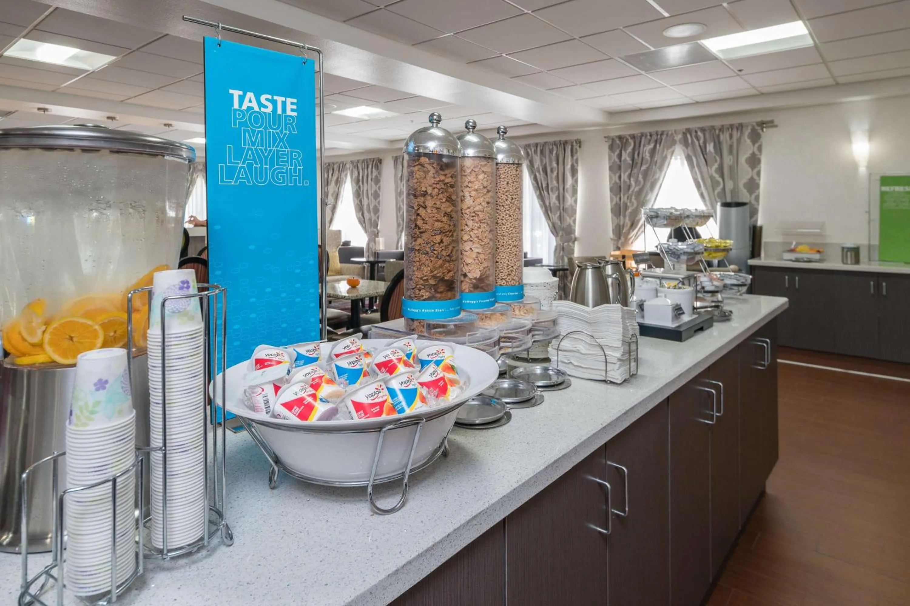 Dining area in Hampton Inn Livermore