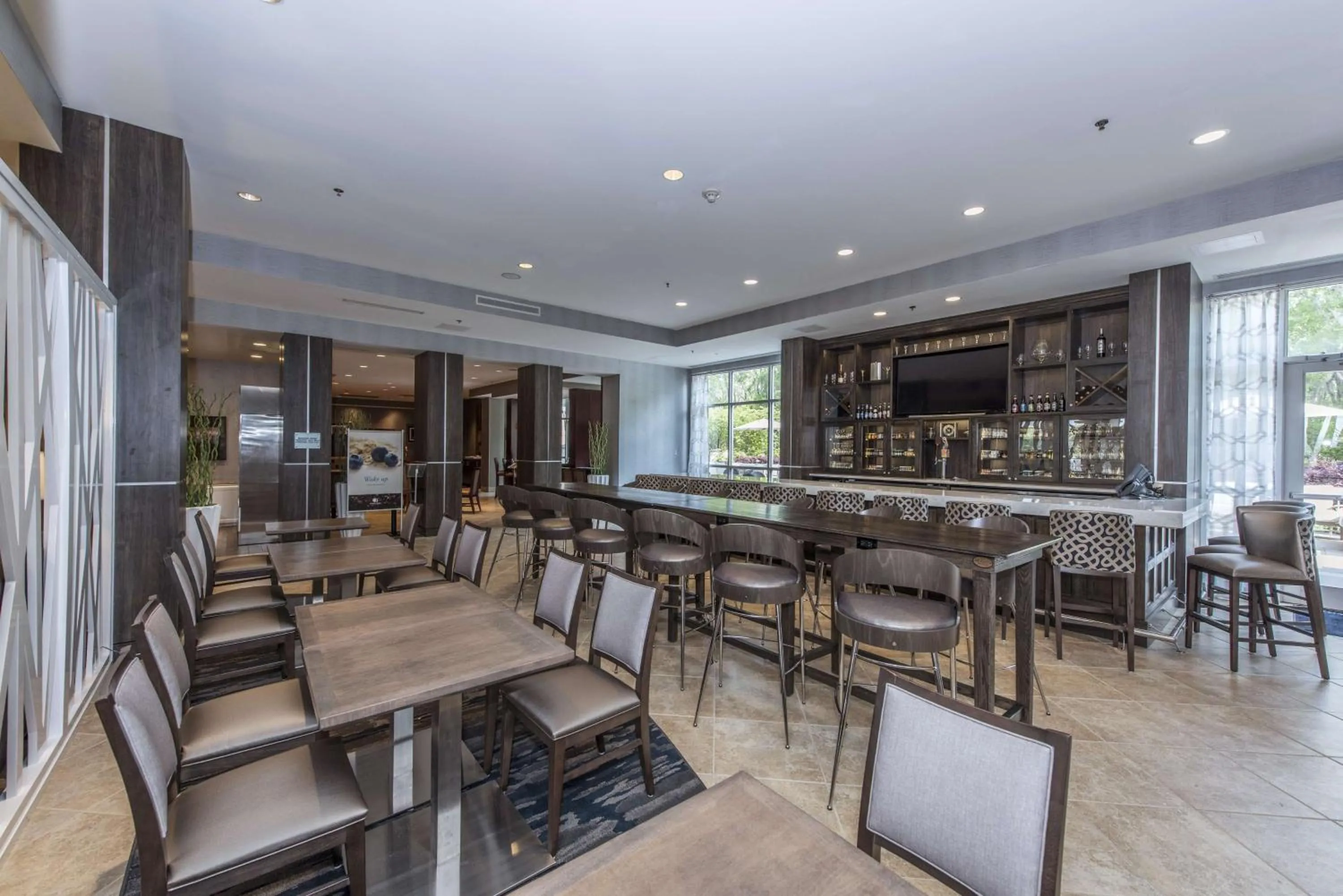 Restaurant/places to eat in DoubleTree by Hilton North Charleston - Convention Center