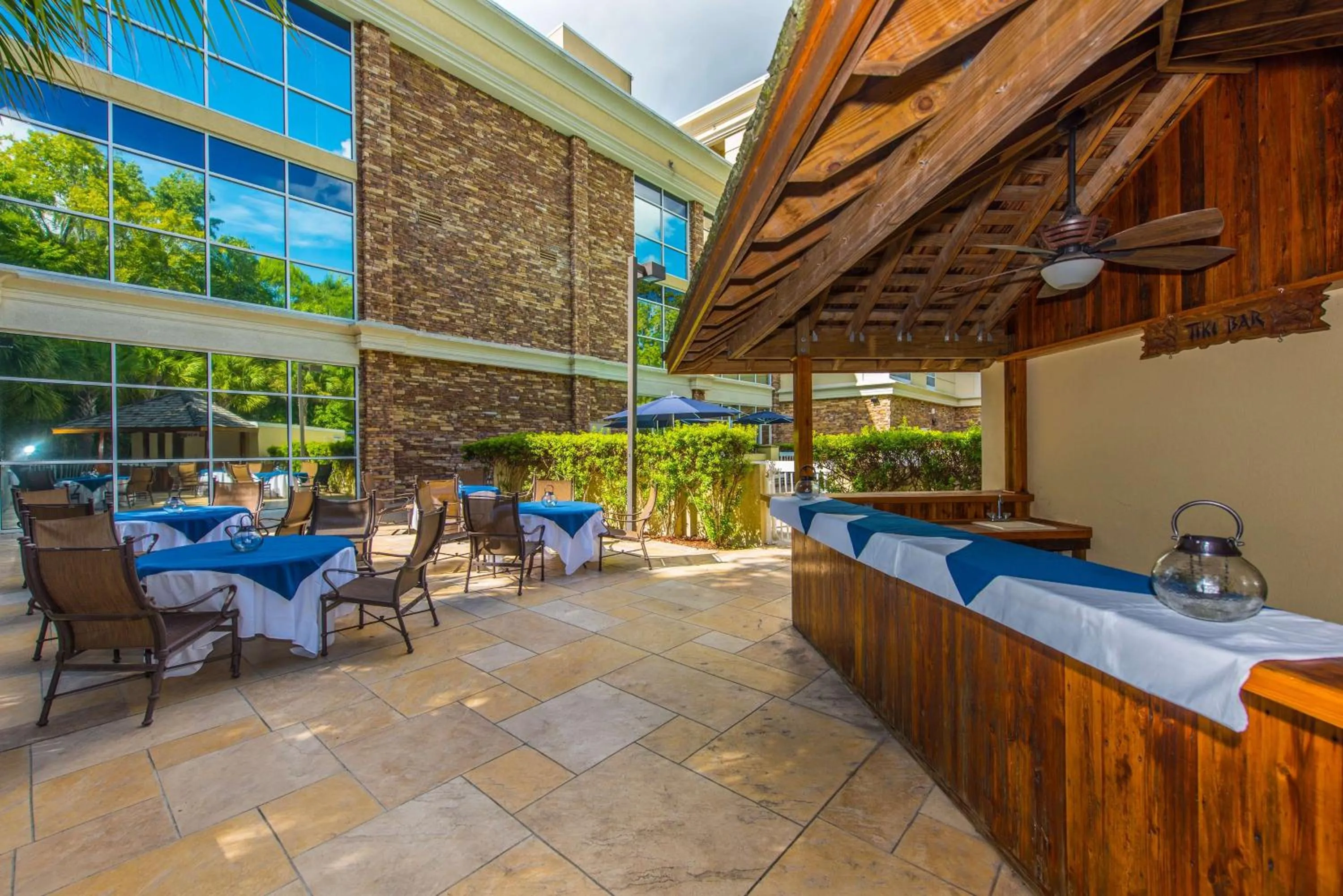 Dining area in DoubleTree by Hilton North Charleston - Convention Center
