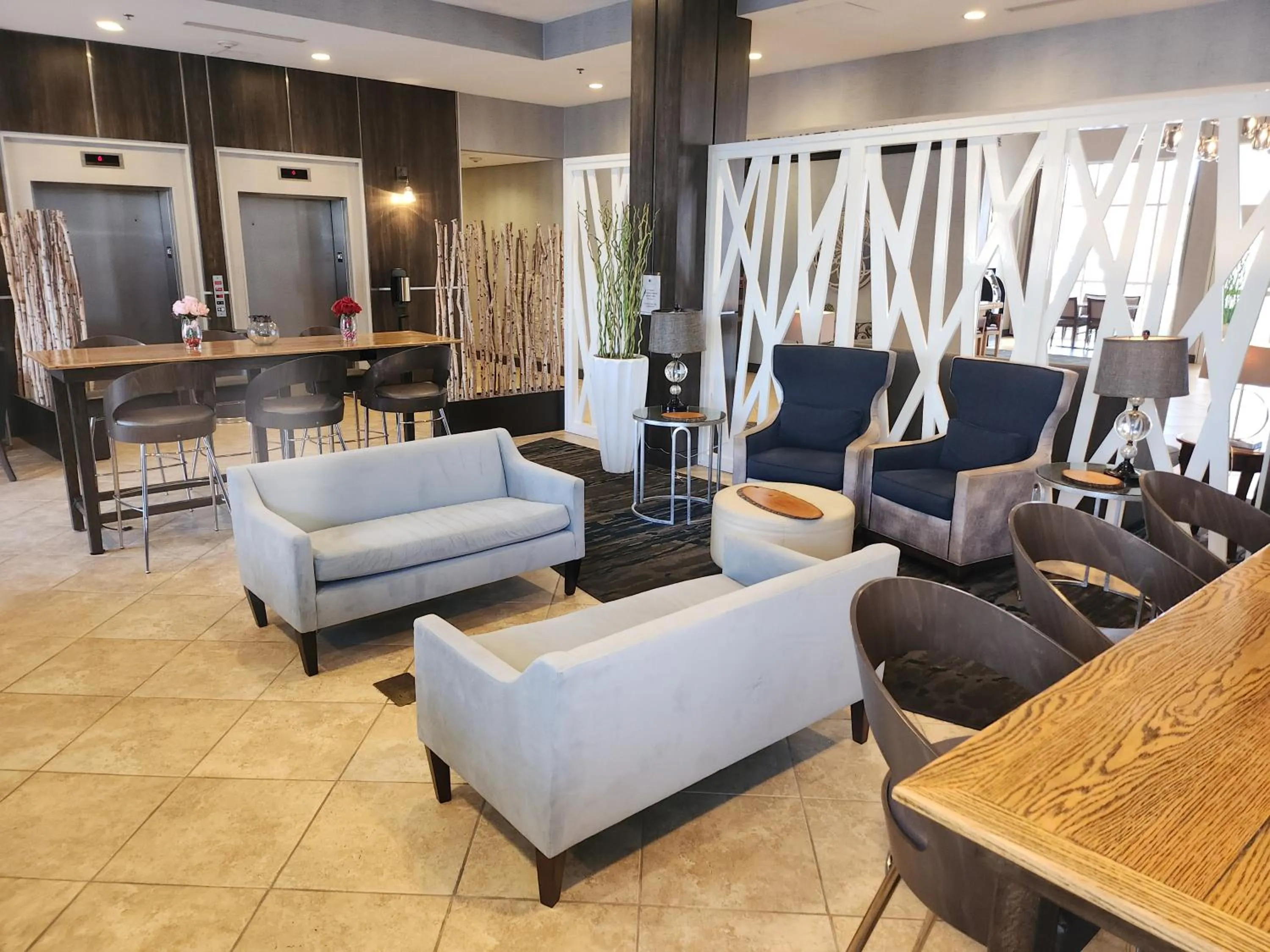 Restaurant/places to eat in DoubleTree by Hilton North Charleston - Convention Center