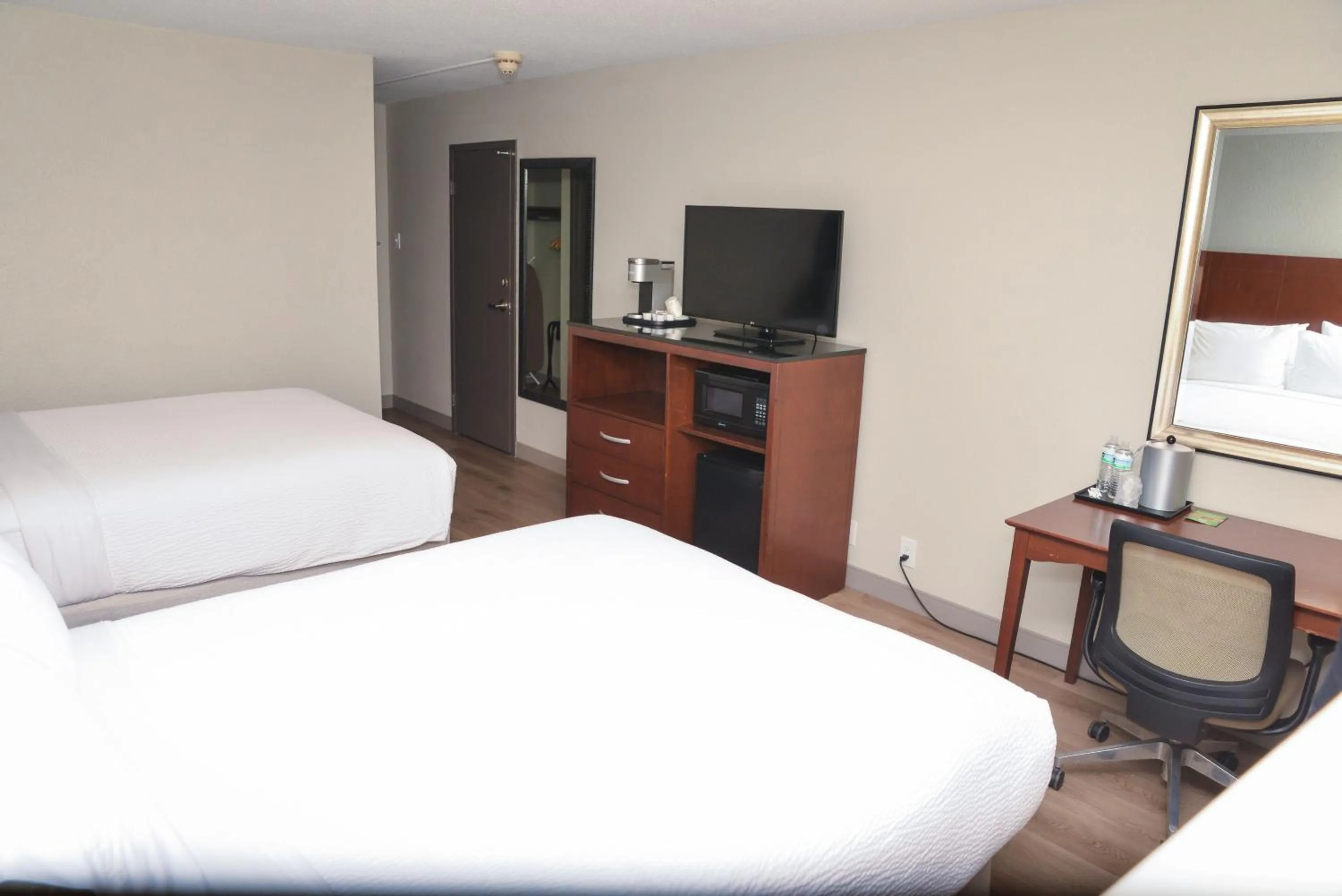 Photo of the whole room, Bed in Holiday Inn Bloomington Airport South-Mall Area by IHG