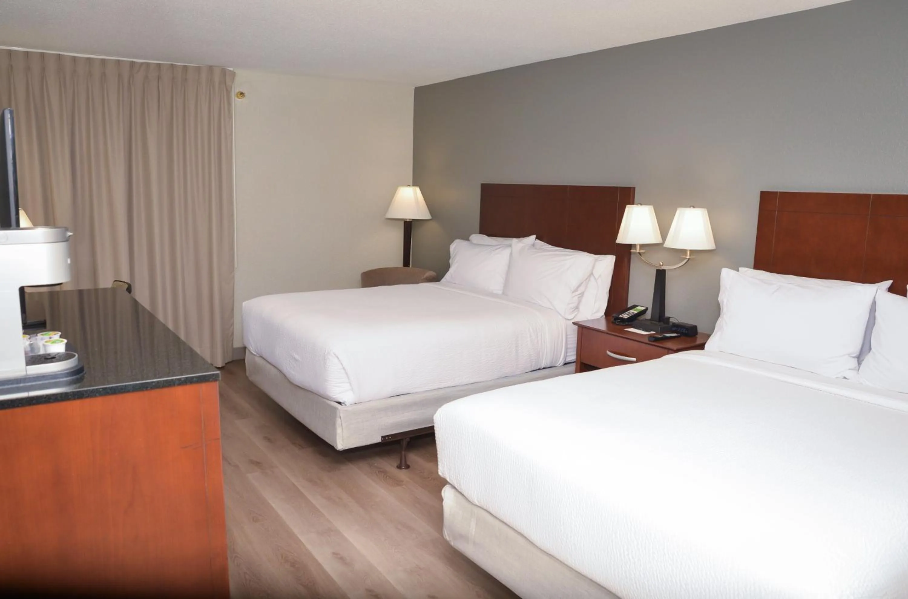 Photo of the whole room, Bed in Holiday Inn Bloomington Airport South-Mall Area by IHG