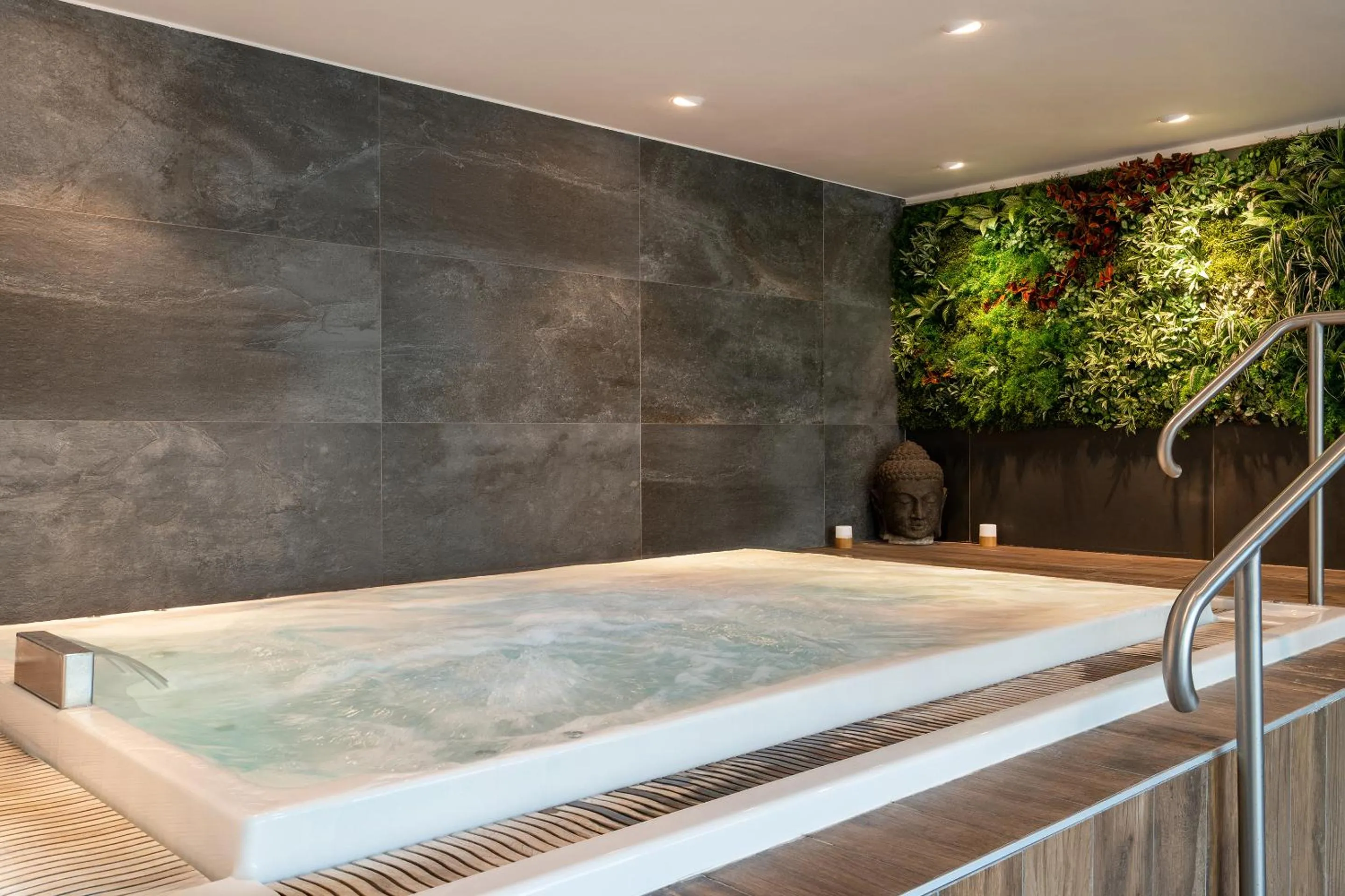 Hot Tub in BW Plus Central Park Hotel & Spa