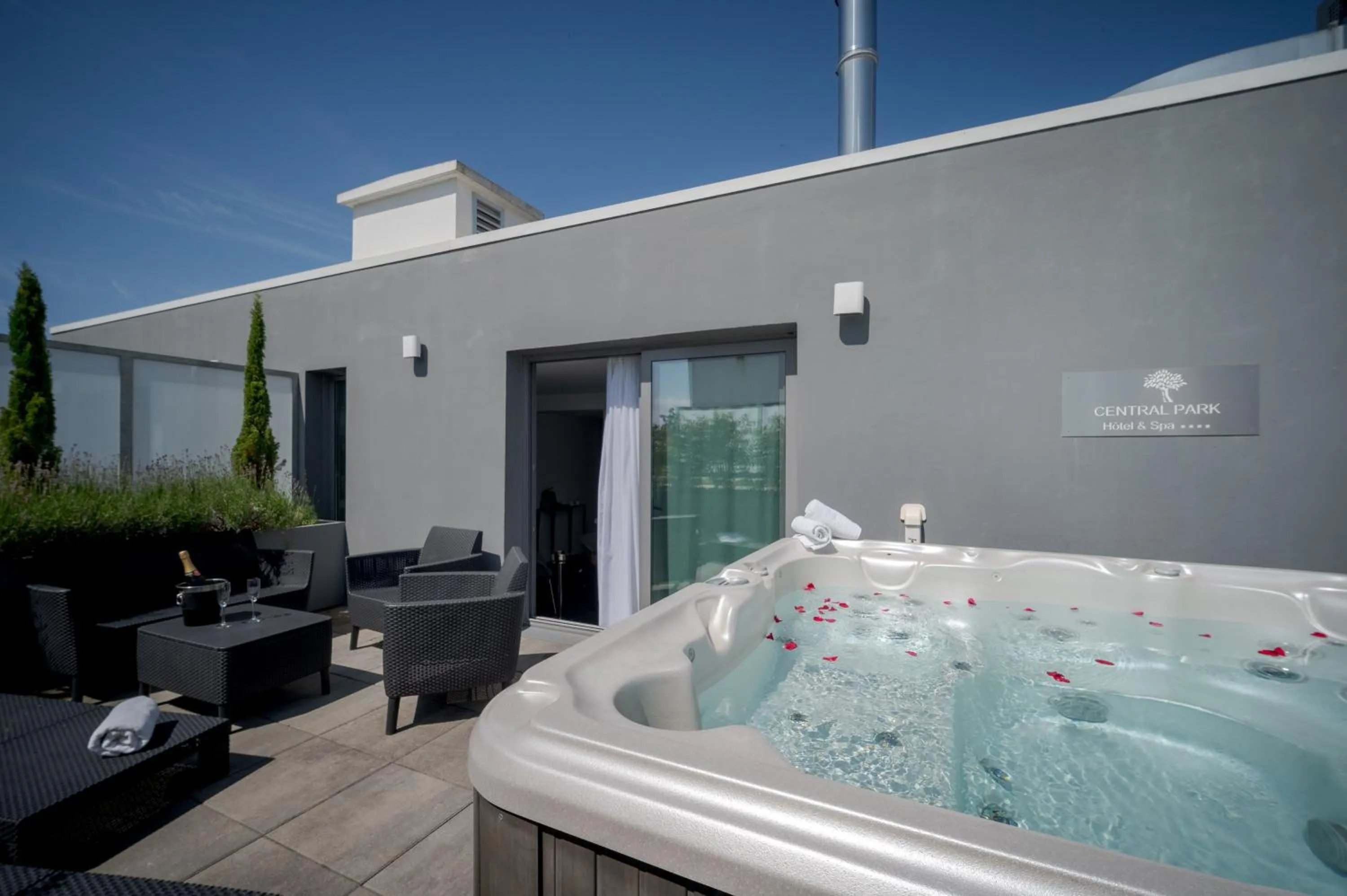 Hot Tub in Best Western Plus Central Park Hotel