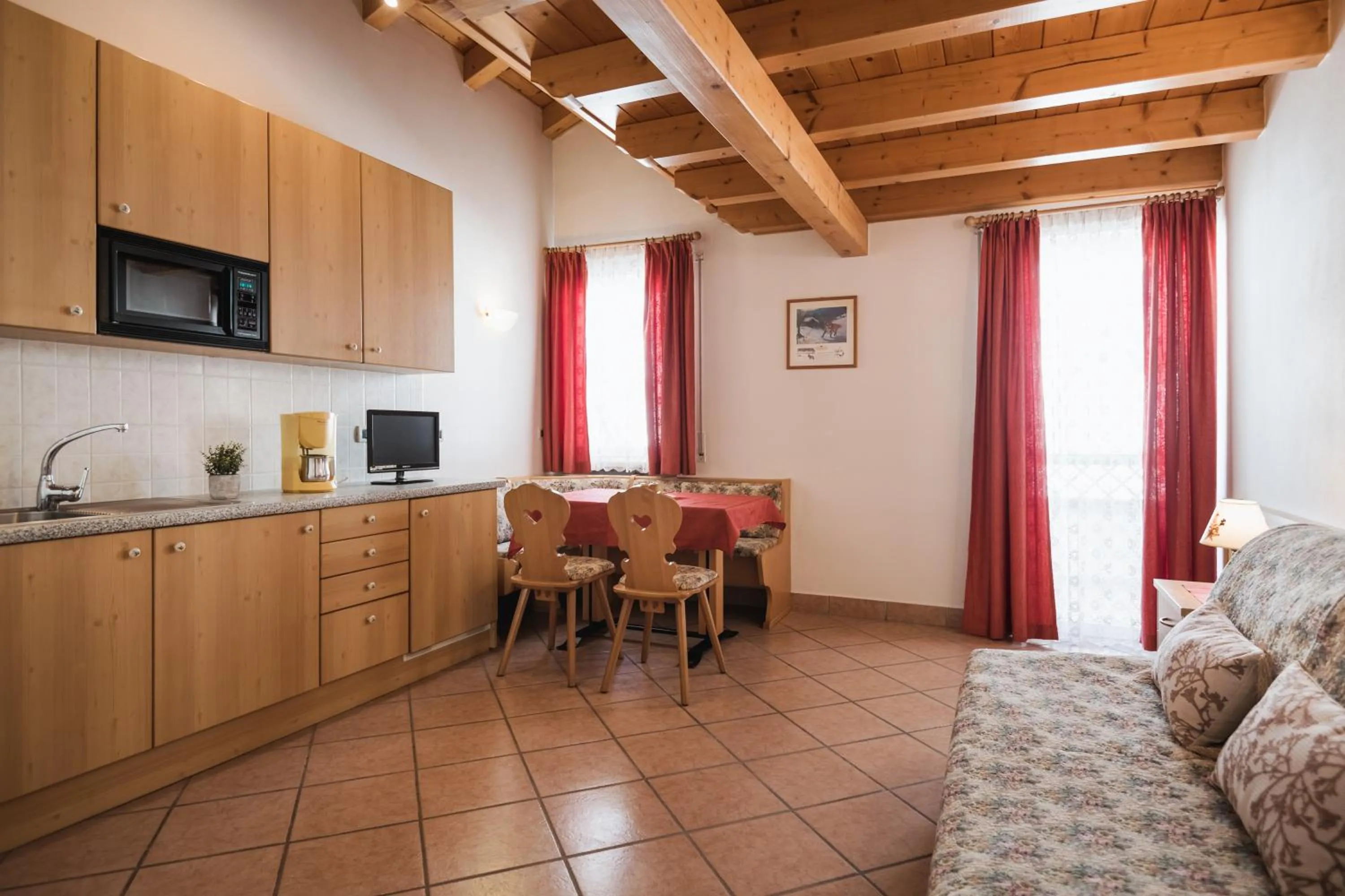 Kitchen or kitchenette in Apparthotel Sellaronda