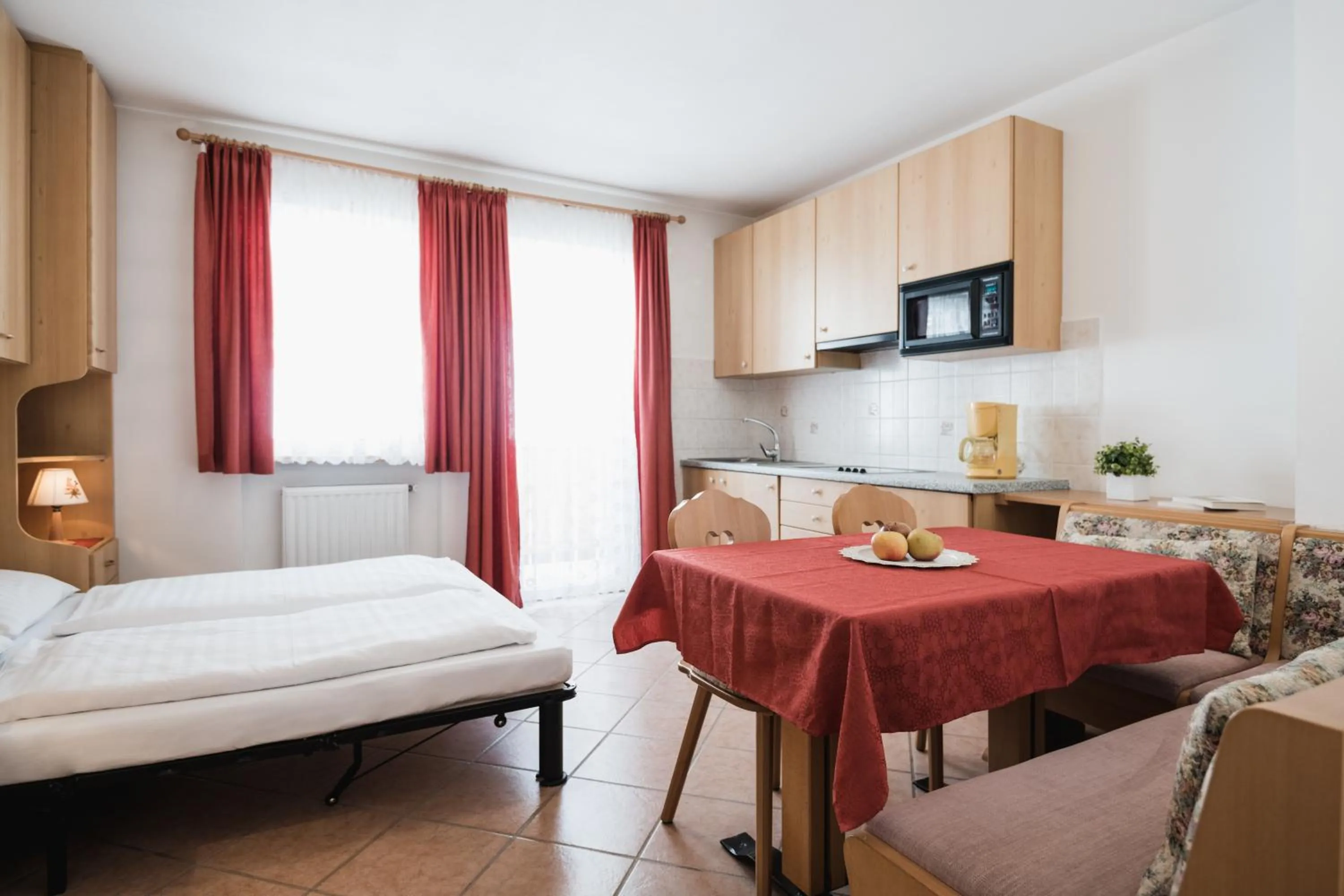 Dining area, Bed in Apparthotel Sellaronda