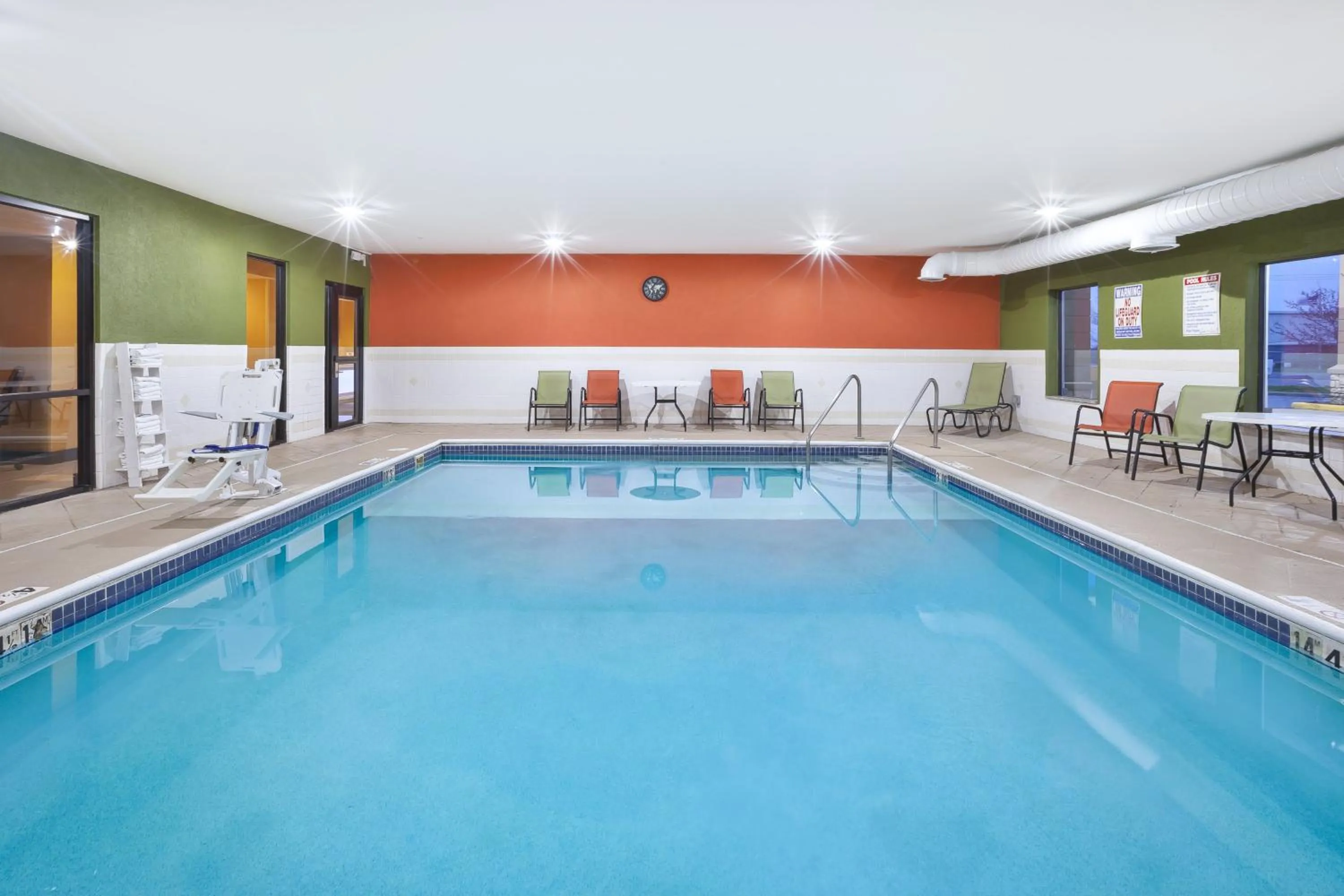 Swimming pool in Holiday Inn Express Hotel & Suites Circleville by IHG