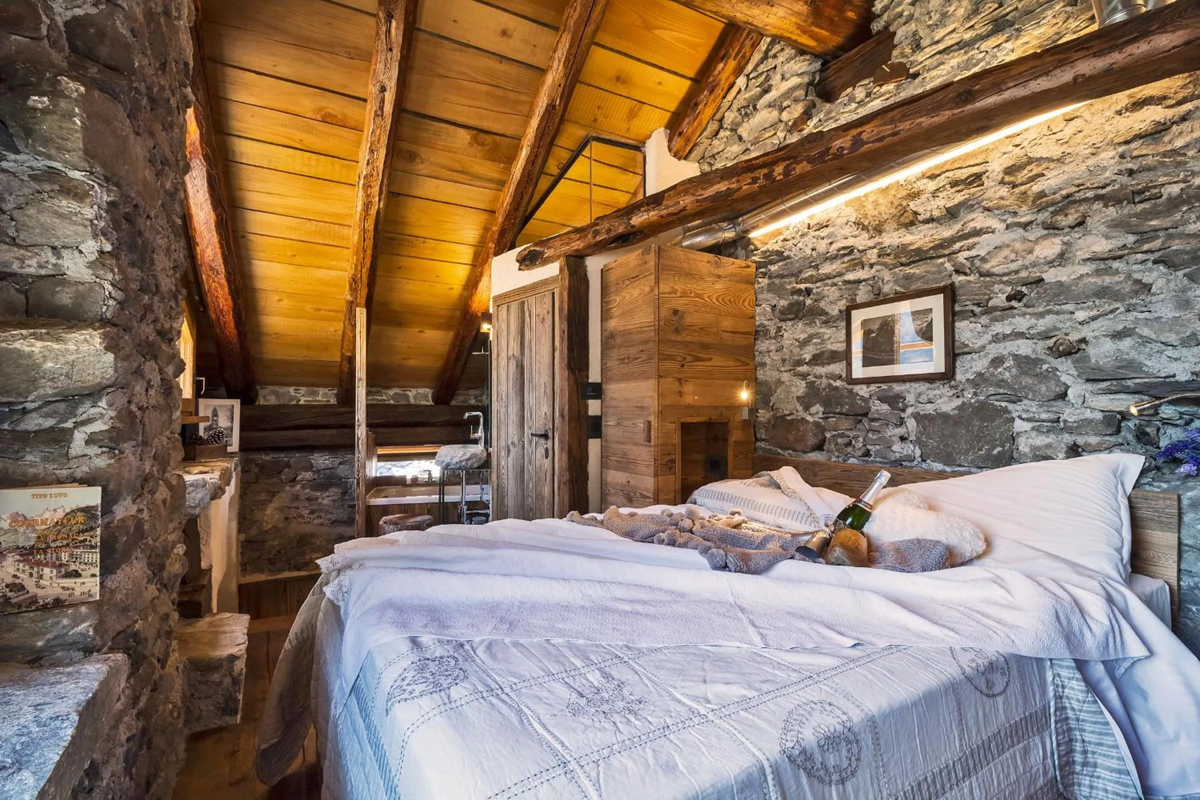 Shower, Bed in Maison La Saxe