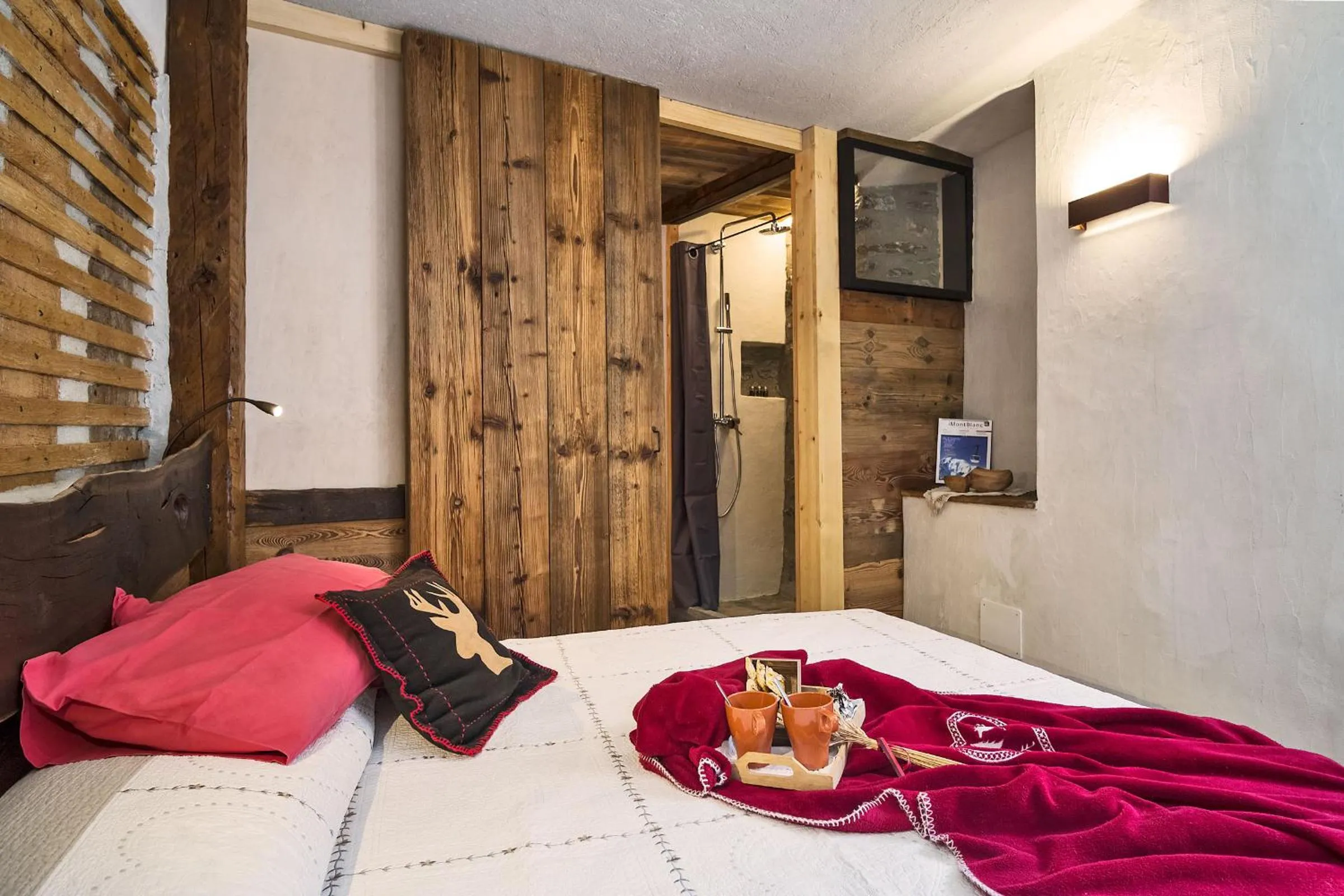 Shower, Bed in Maison La Saxe