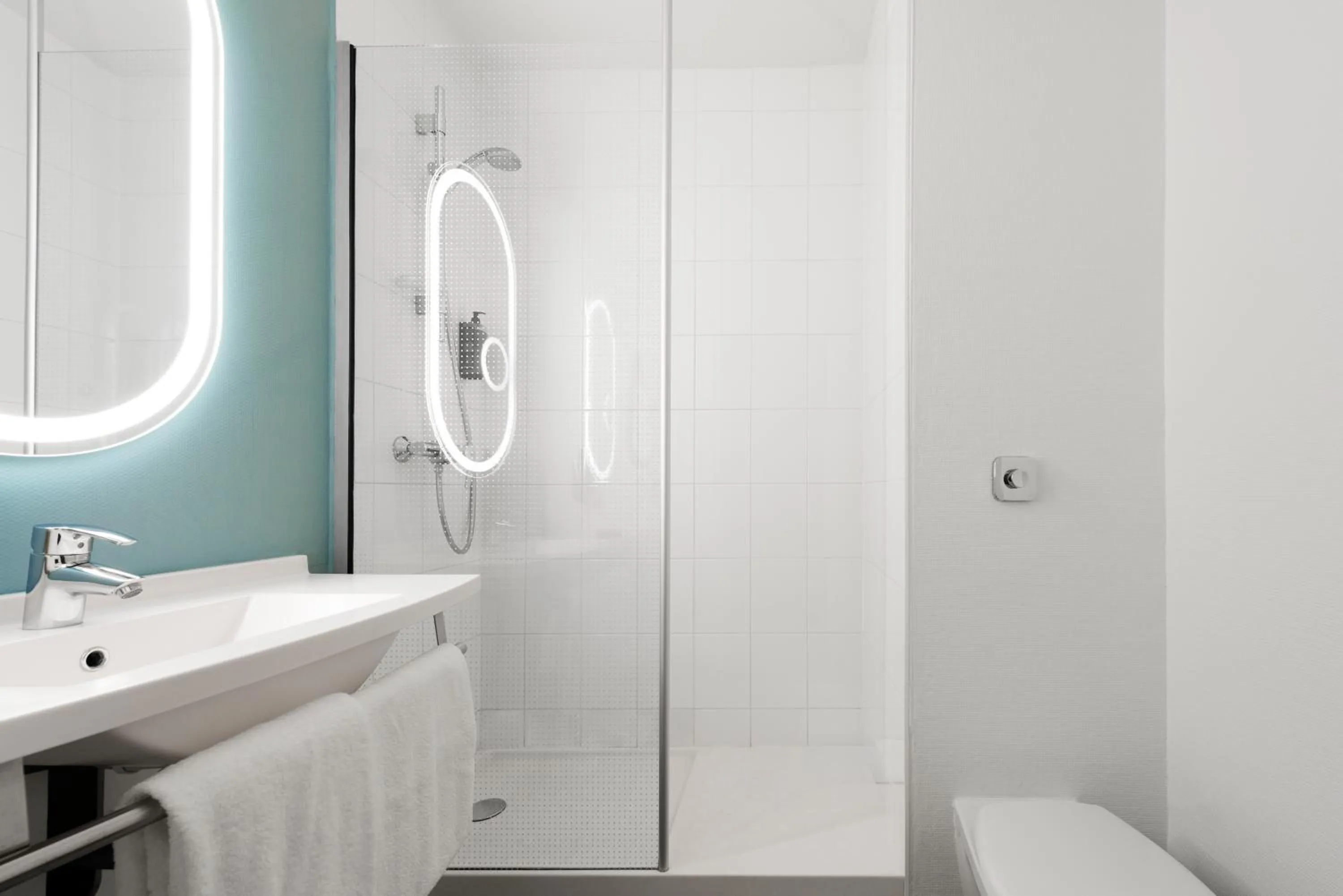 Bathroom in ibis Nancy-Brabois