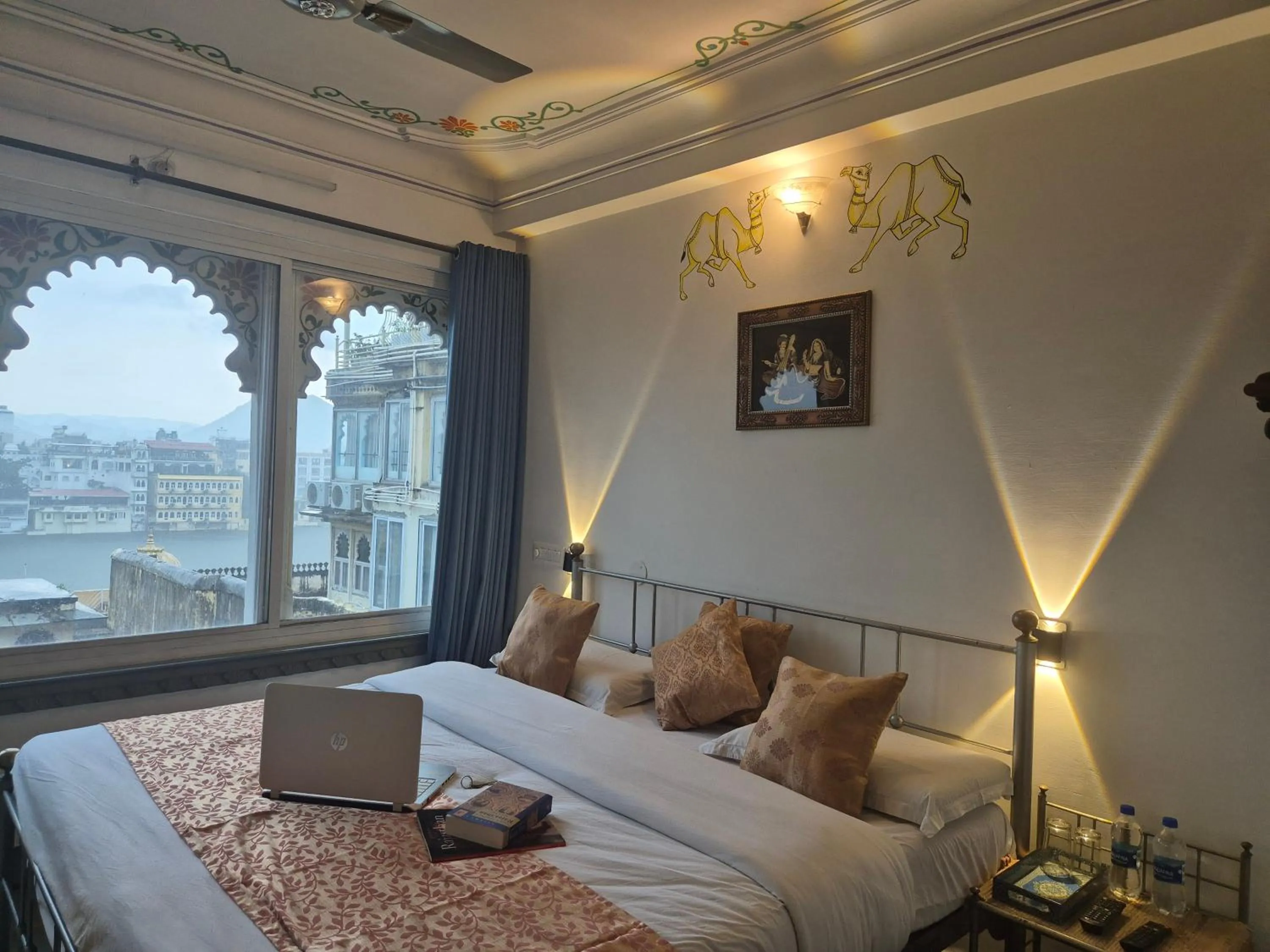 Bed in Hotel Mewar Haveli - At Lake Pichola