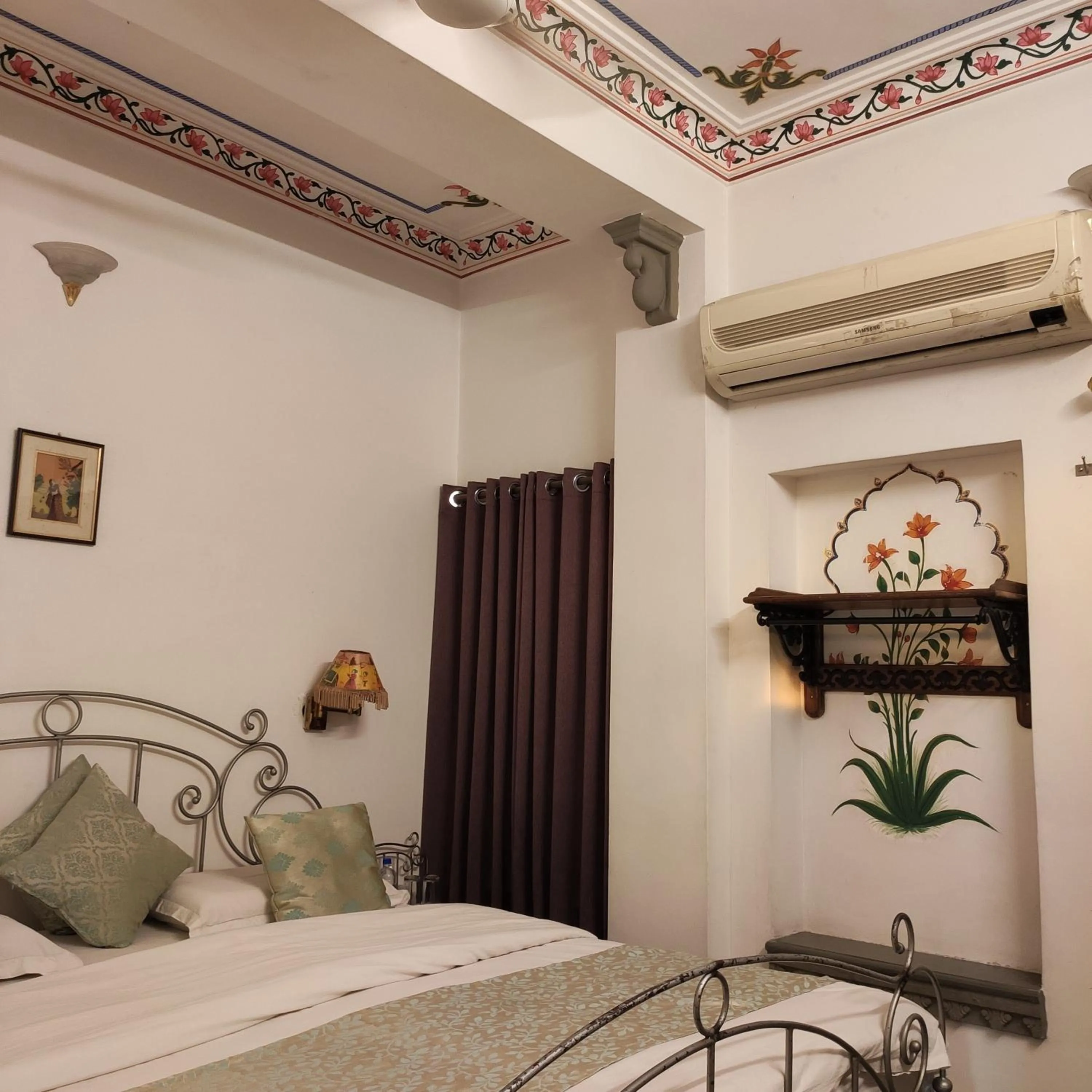 Bed in Hotel Mewar Haveli - At Lake Pichola