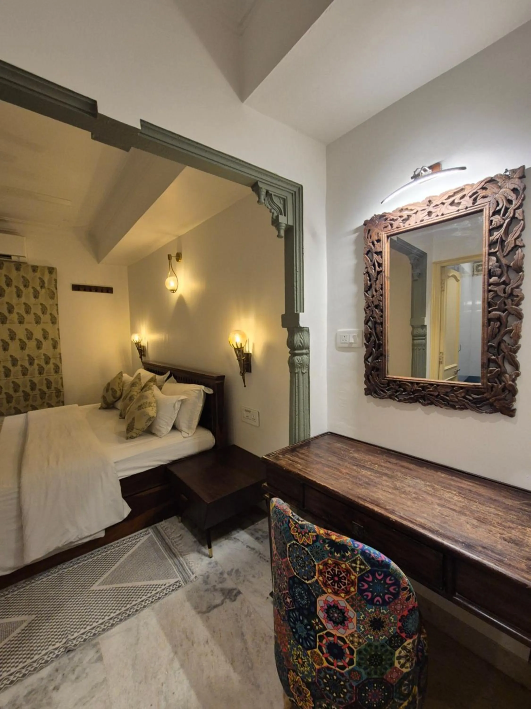 Bed in Hotel Mewar Haveli - At Lake Pichola