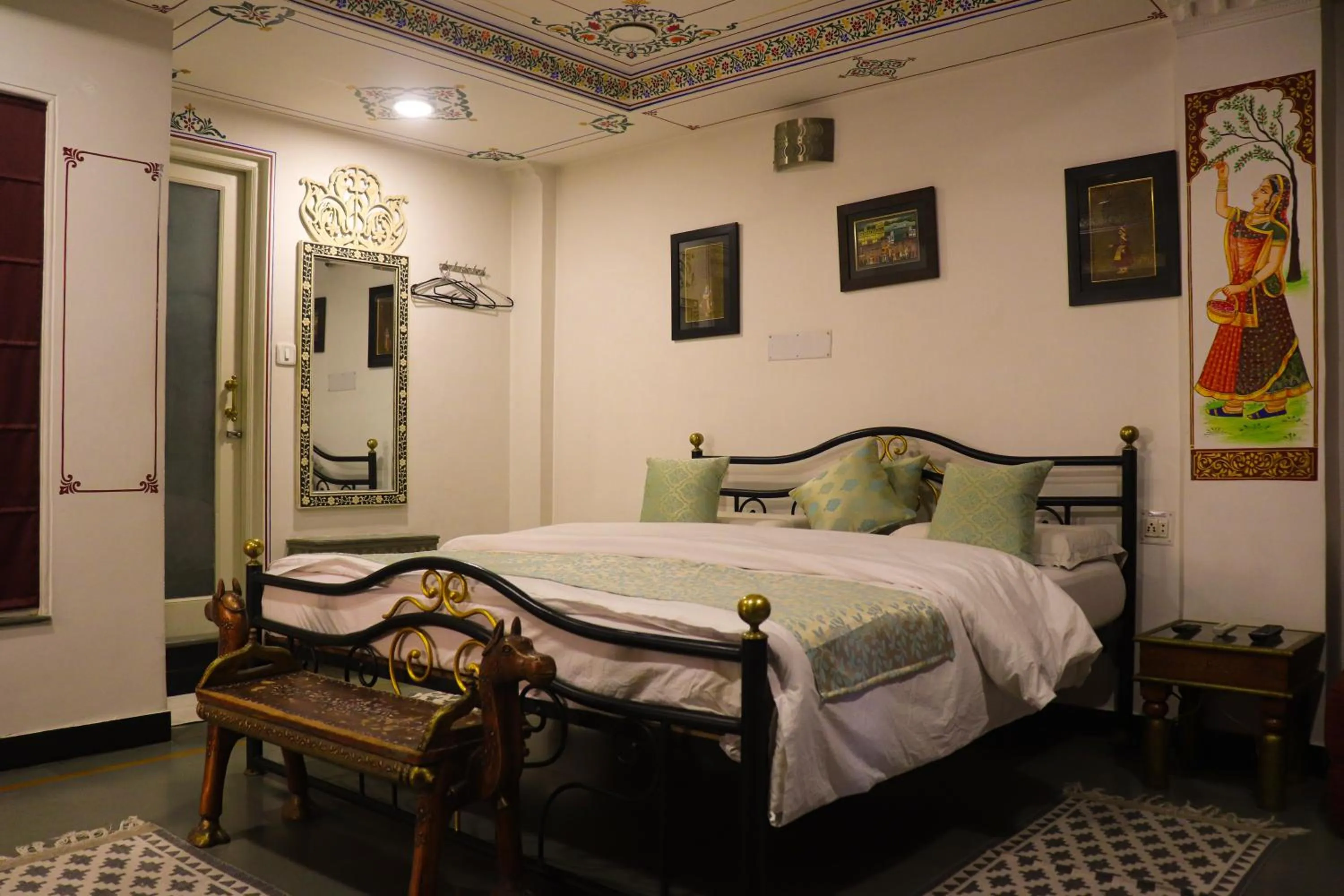 Bed in Hotel Mewar Haveli - At Lake Pichola