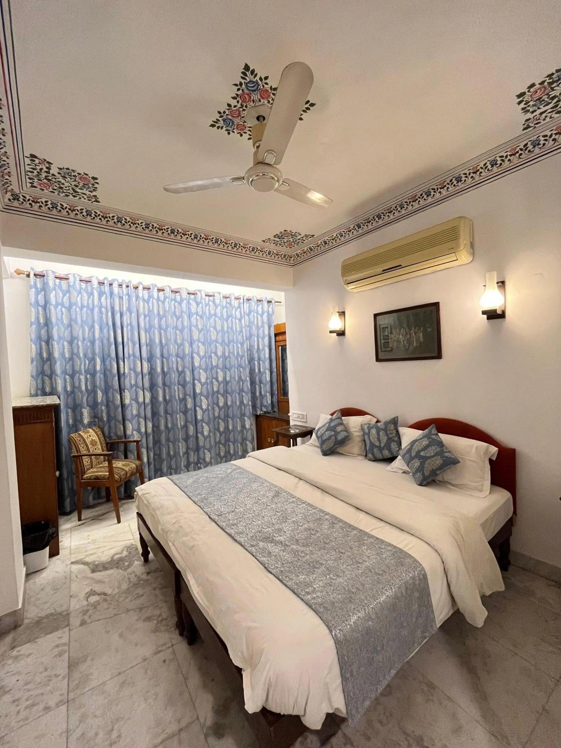 Bed in Hotel Mewar Haveli - At Lake Pichola