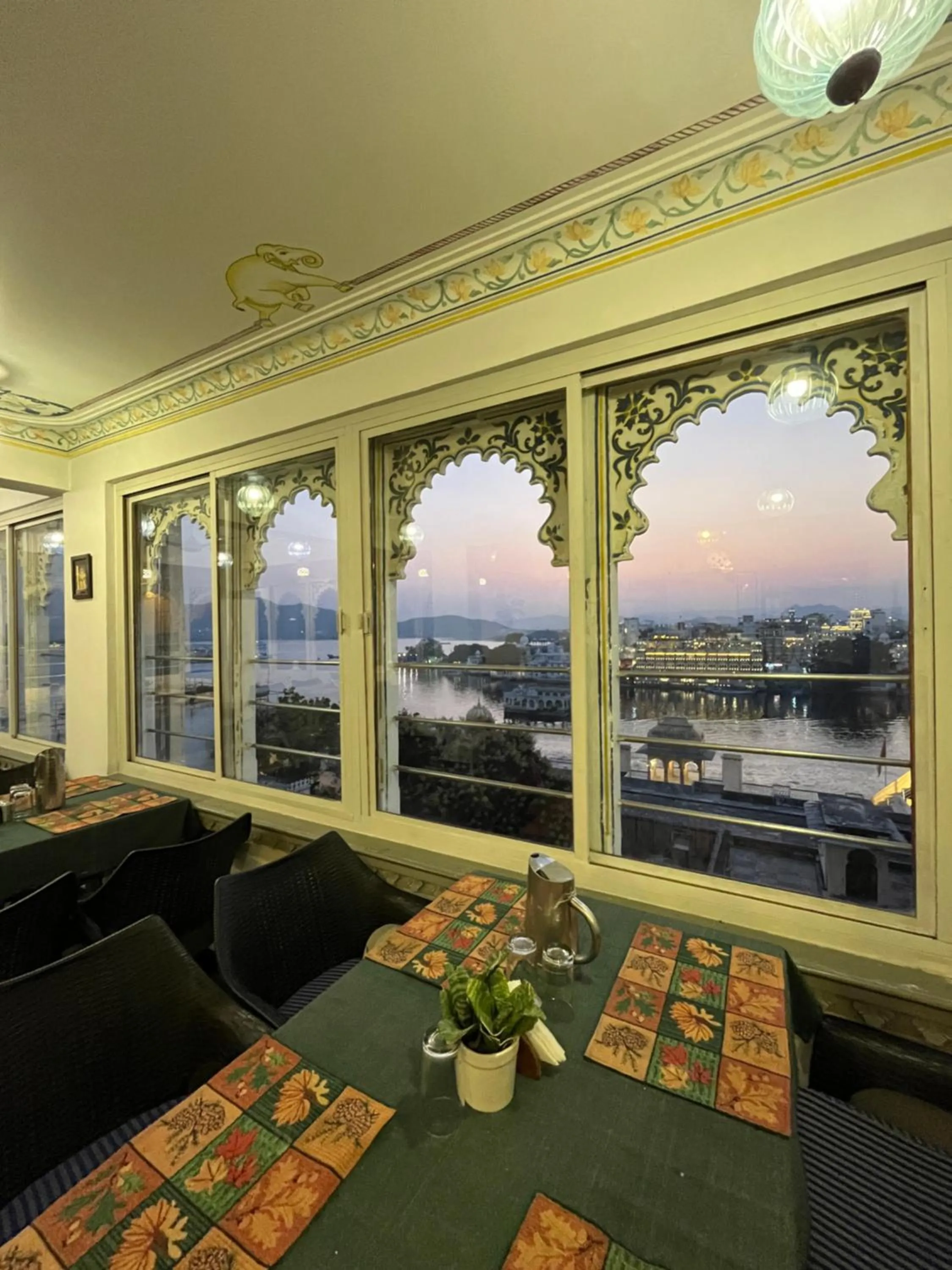 Restaurant/places to eat in Hotel Mewar Haveli - At Lake Pichola