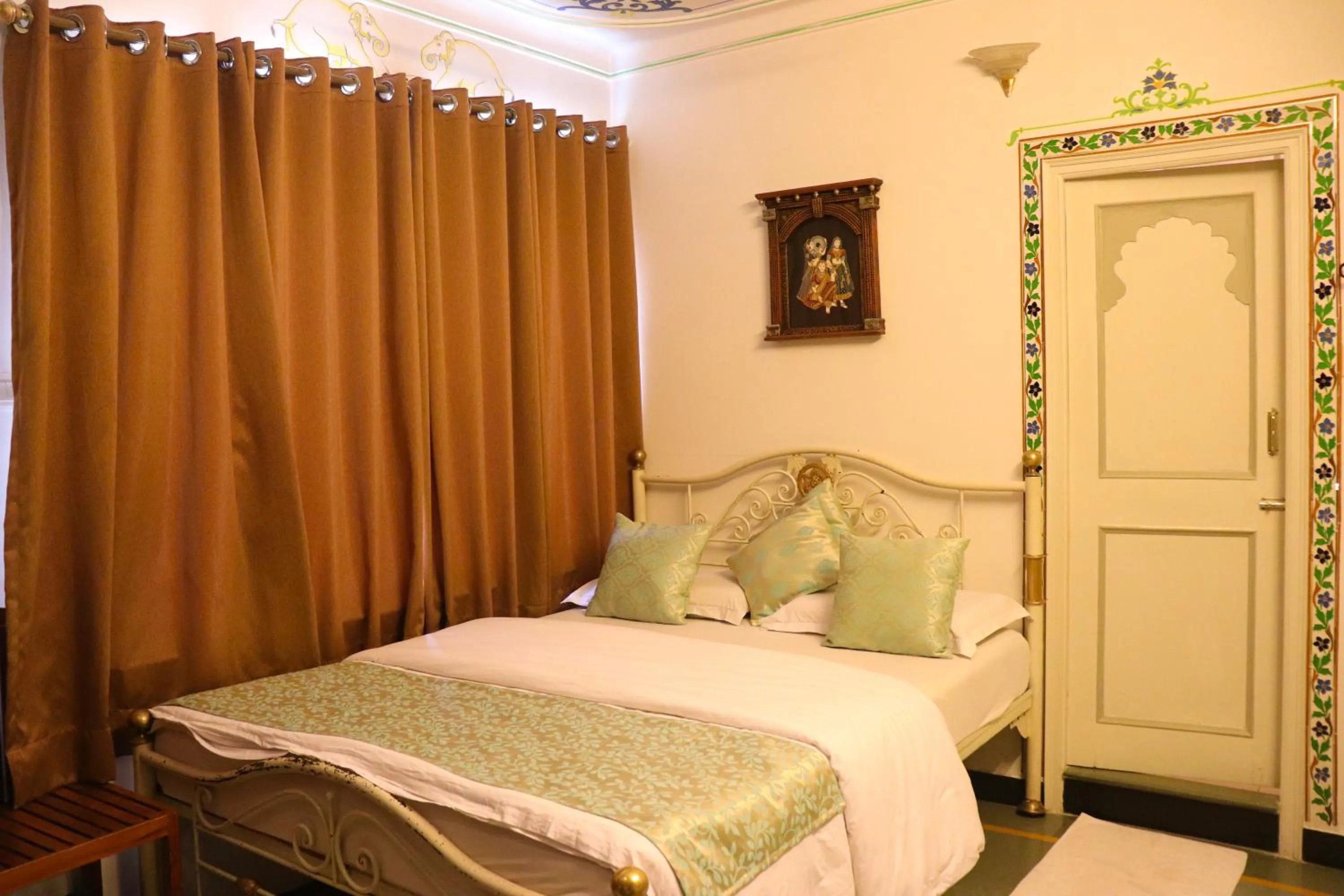 Bed in Hotel Mewar Haveli - At Lake Pichola