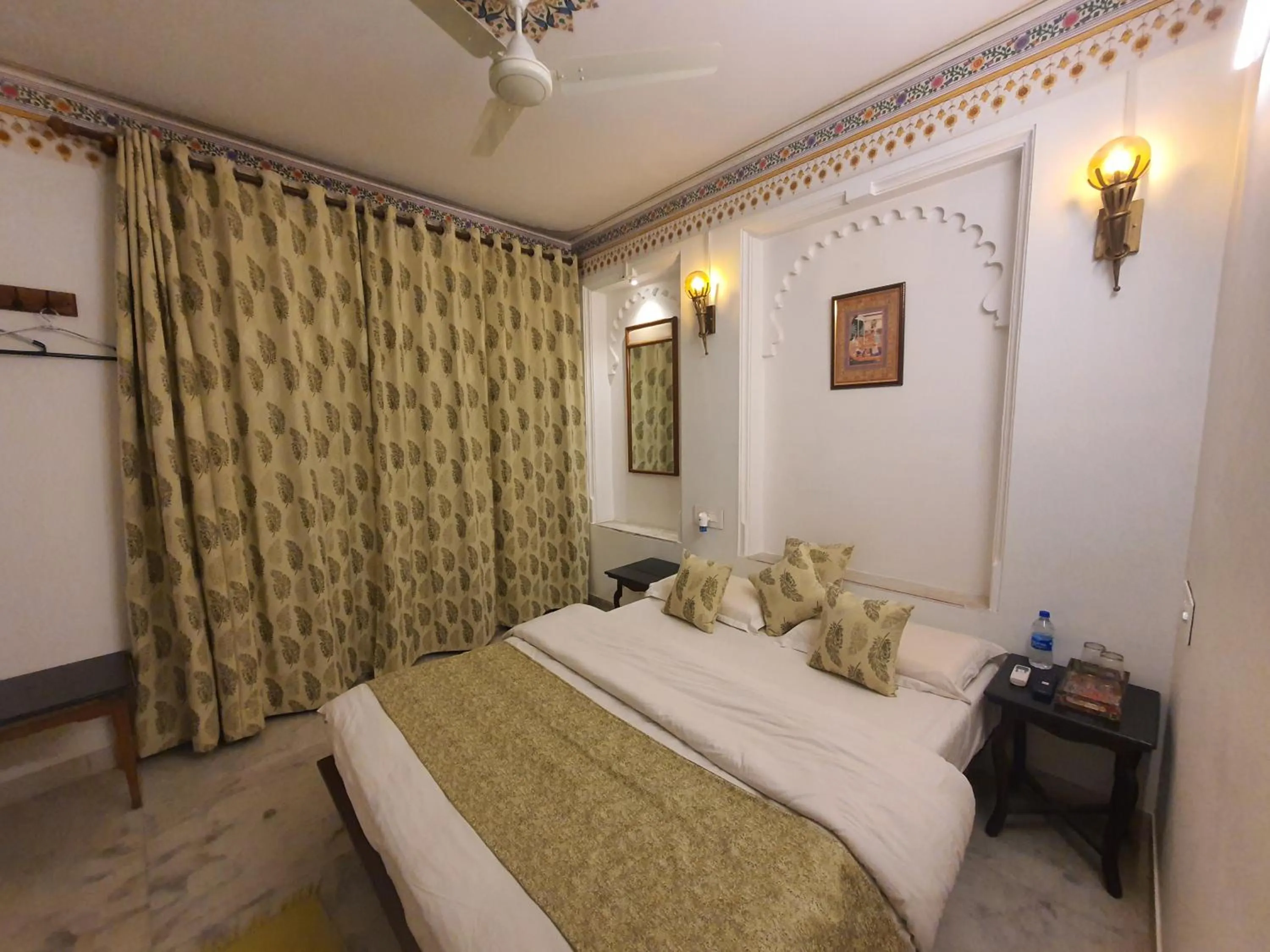 Bed in Hotel Mewar Haveli - At Lake Pichola