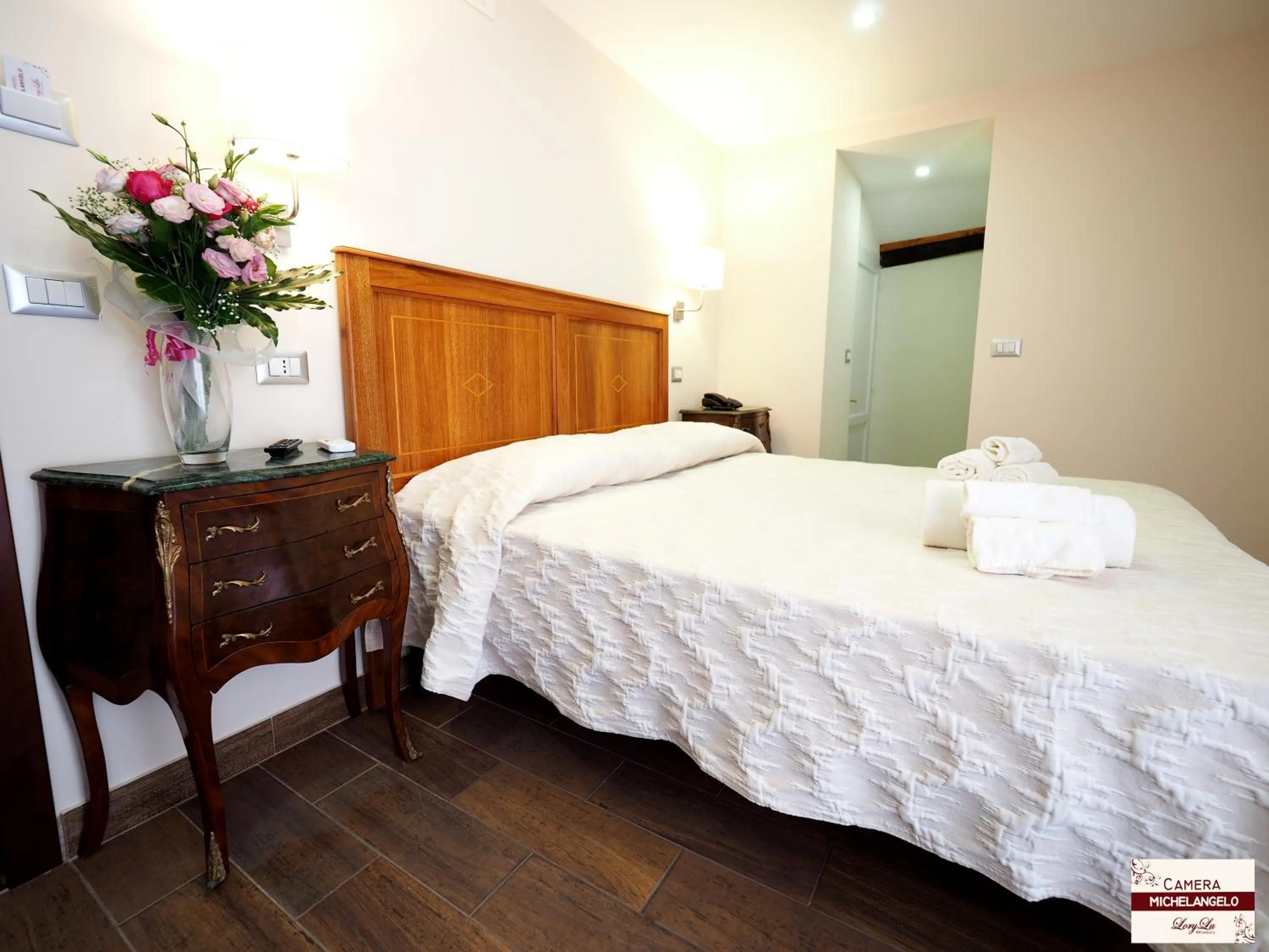 Photo of the whole room, Bed in LoryLu