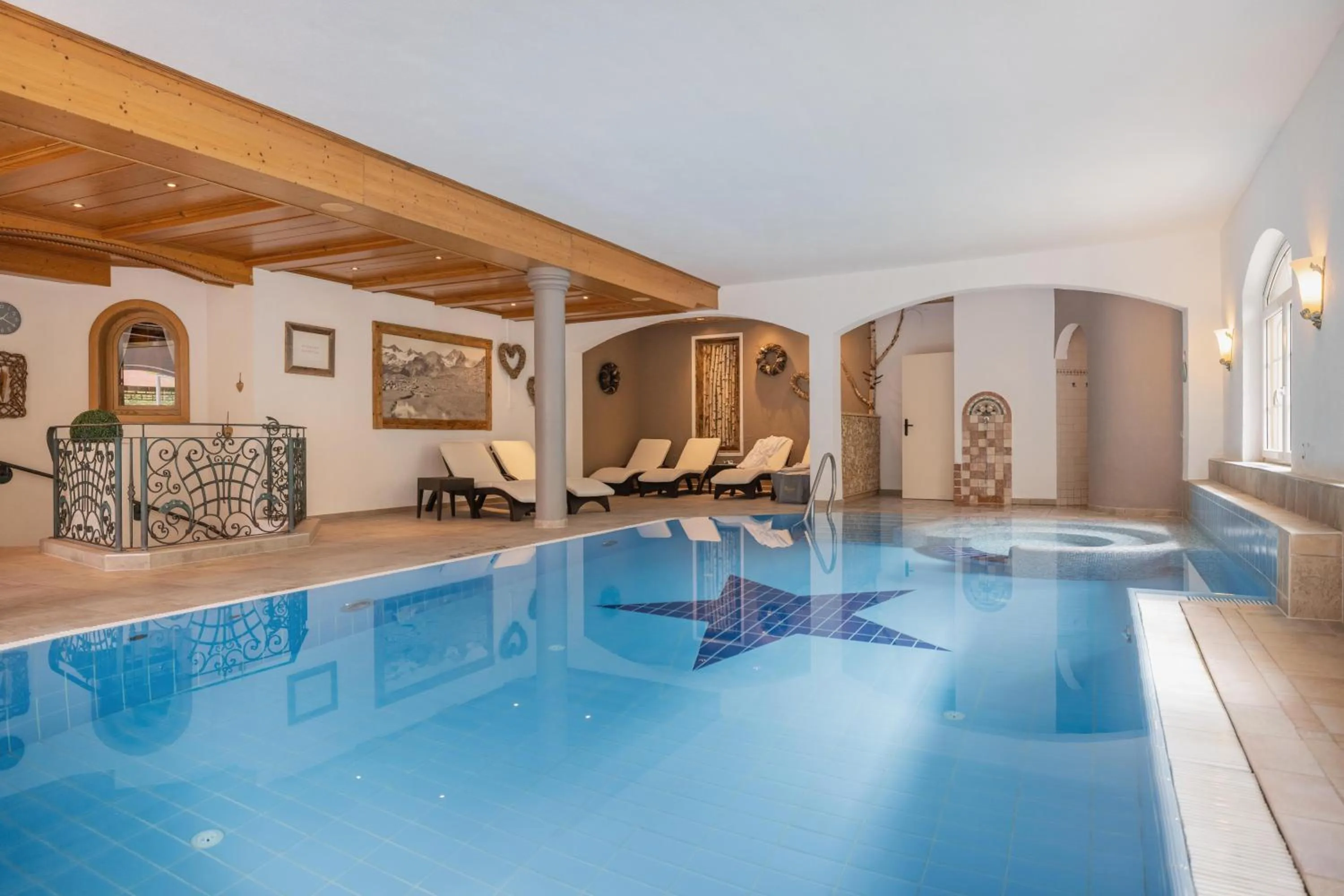 Swimming pool in Familien- & Vitalhotel Auenhof