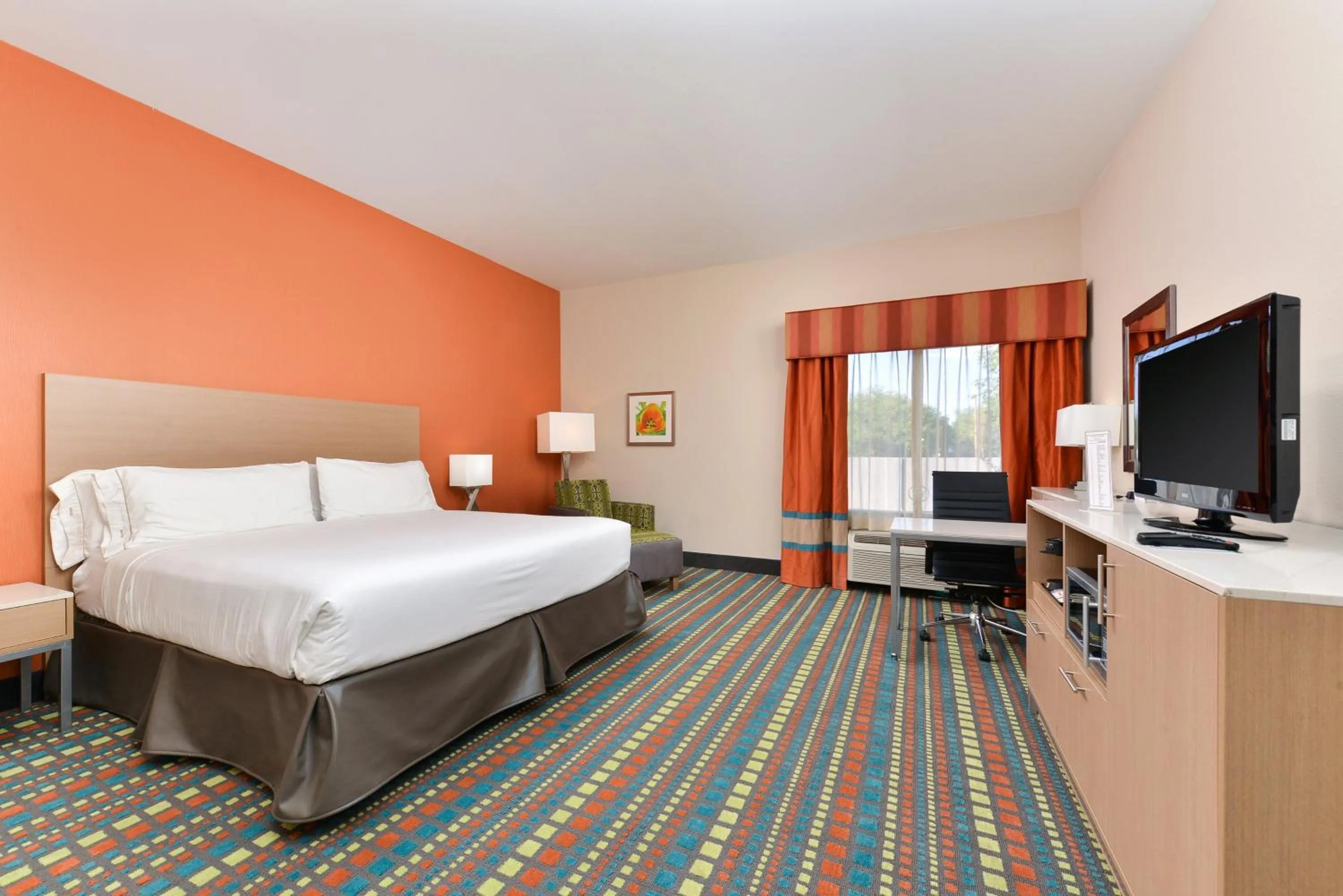 Photo of the whole room, Bed in Holiday Inn Express Albuquerque N - Bernalillo by IHG