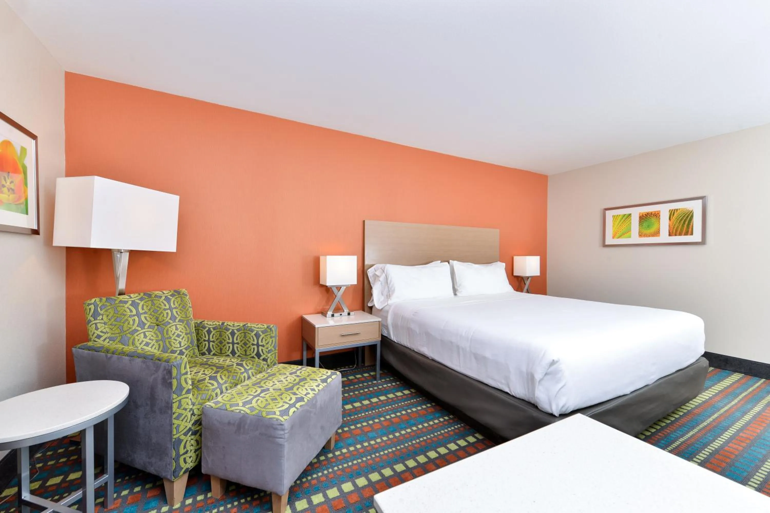 Photo of the whole room, Bed in Holiday Inn Express Albuquerque N - Bernalillo by IHG