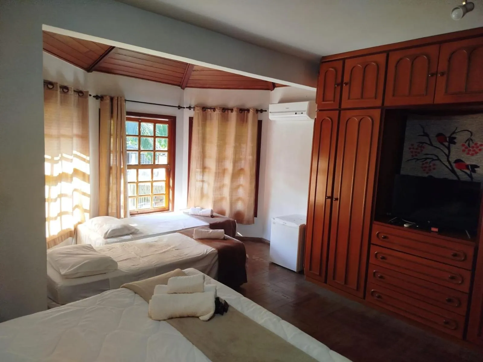 Photo of the whole room, Bed in Pousada Viking Penedo