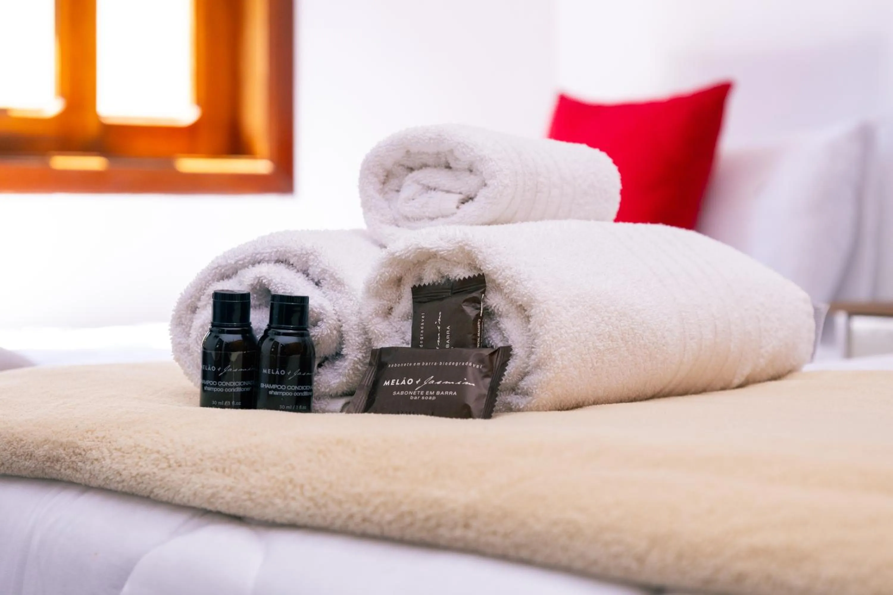 towels, Bed in Pousada Viking Penedo