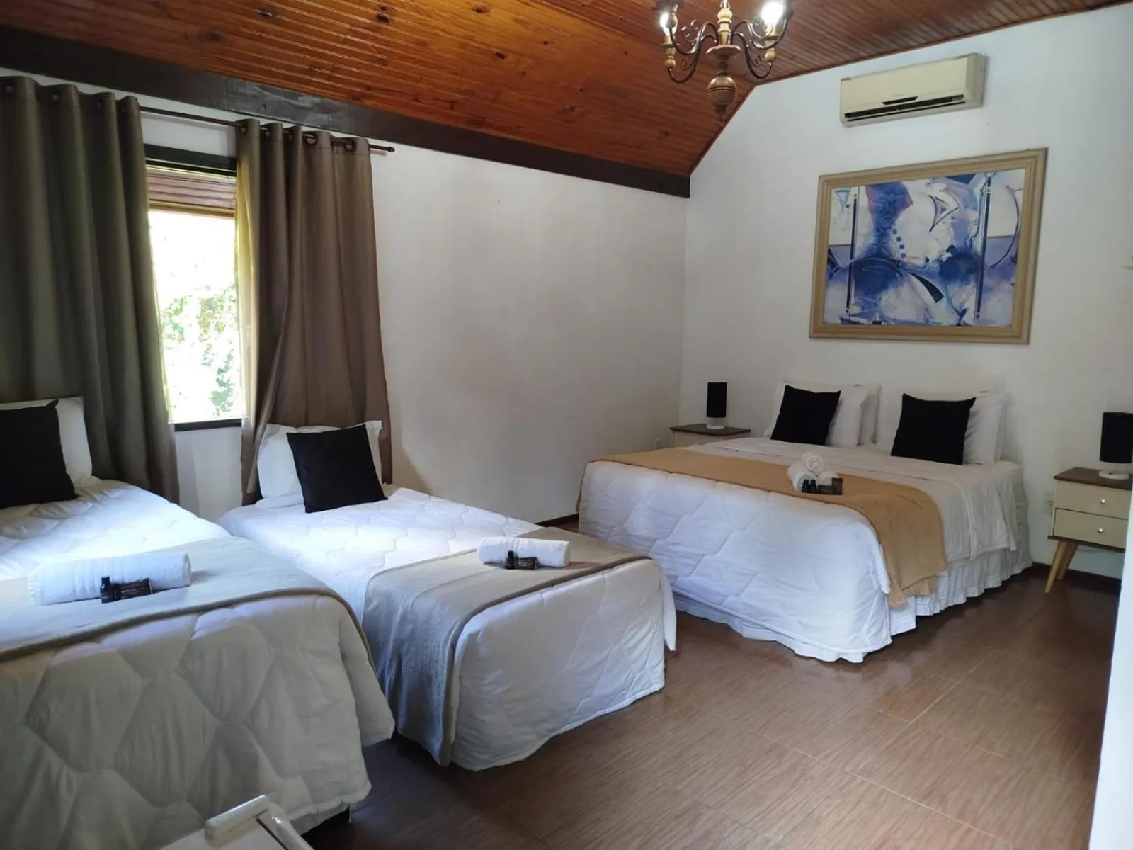 Photo of the whole room, Bed in Pousada Viking Penedo