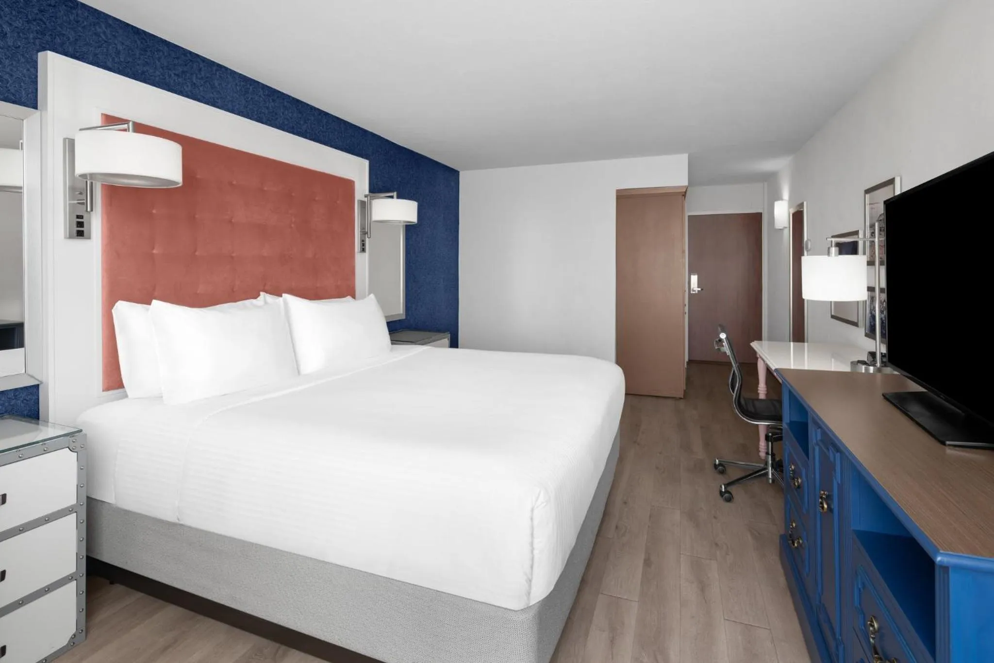 Photo of the whole room, Bed in Hotel Indigo Mount Pleasant by IHG