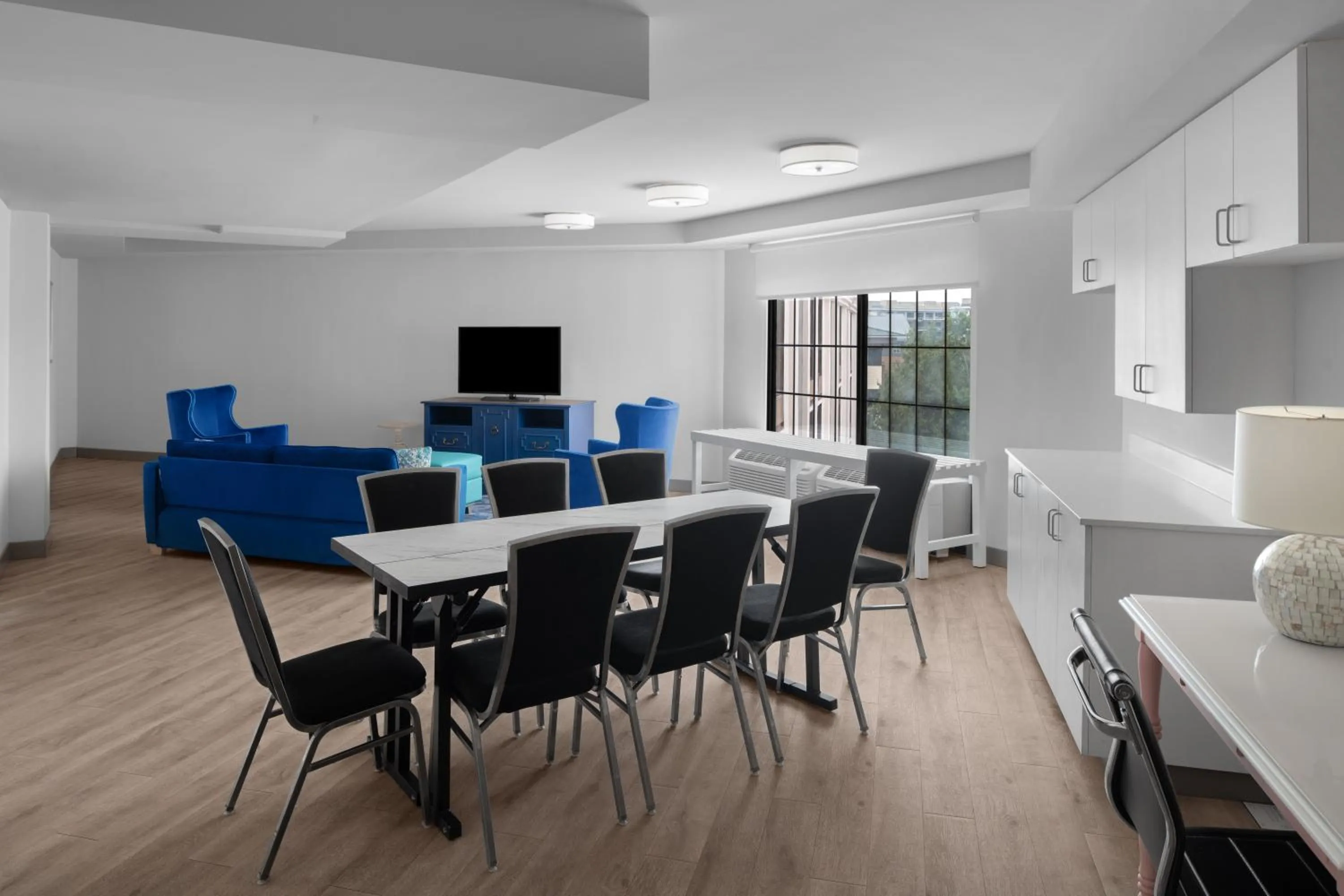 Dining area in Hotel Indigo Mount Pleasant by IHG