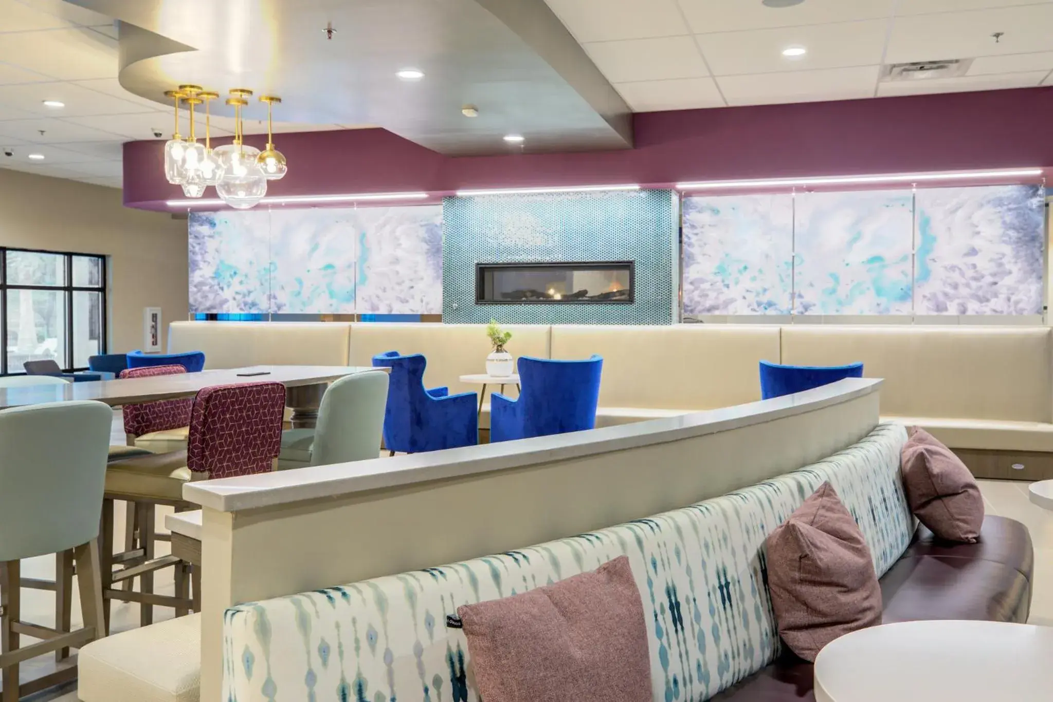Lounge or bar in Hotel Indigo Mount Pleasant by IHG Lounge or bar in Hotel Indigo Mount Pleasant by IHG