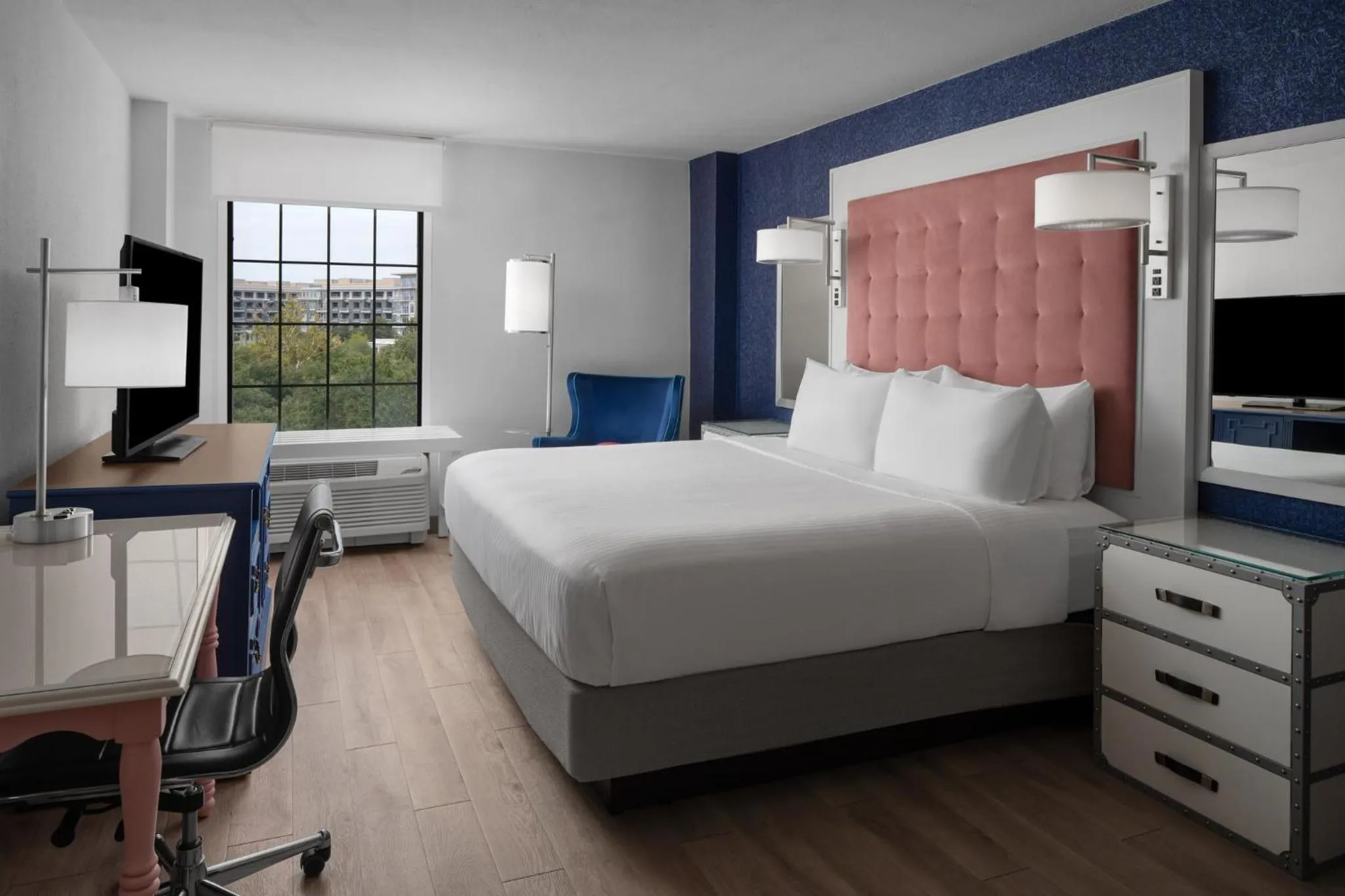 Photo of the whole room, Bed in Hotel Indigo Mount Pleasant by IHG